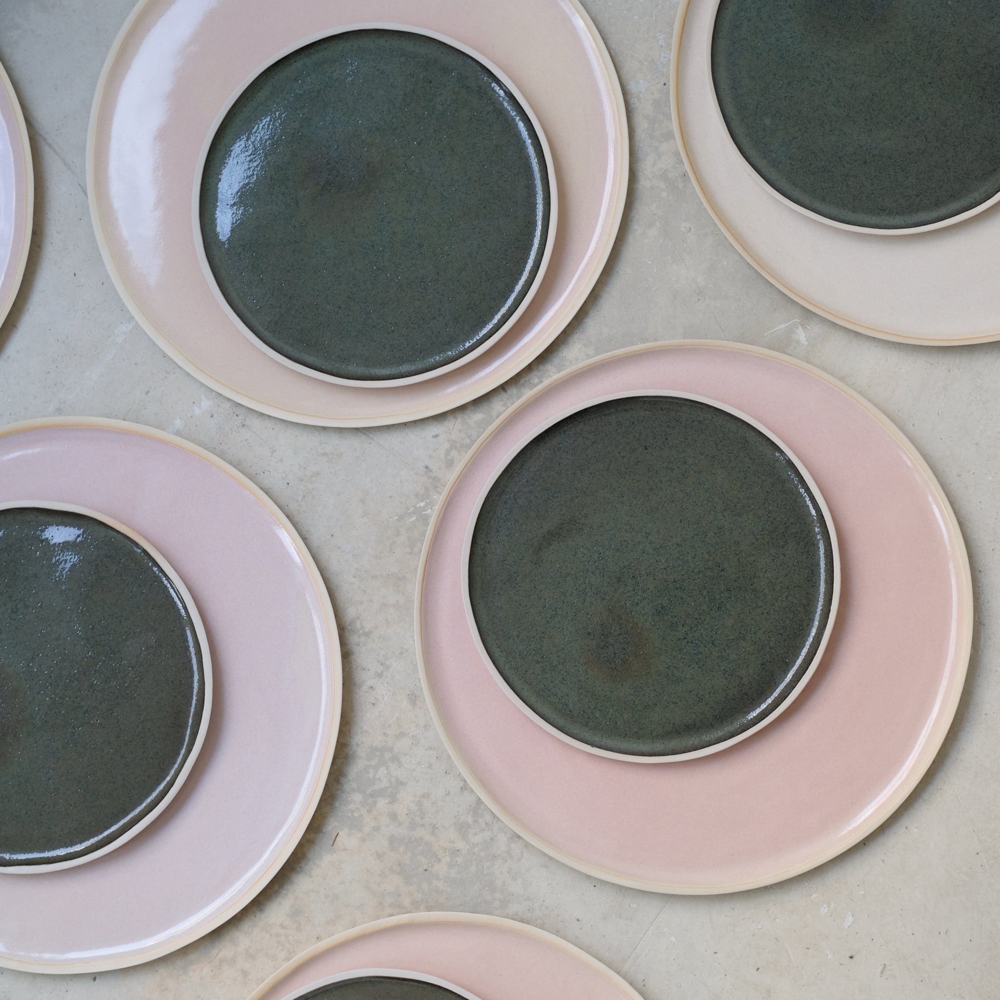 Assiette en grès rose lacté de Laurette Broll chez Brutal Ceramics