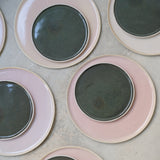 Assiette en grès rose lacté de Laurette Broll chez Brutal Ceramics