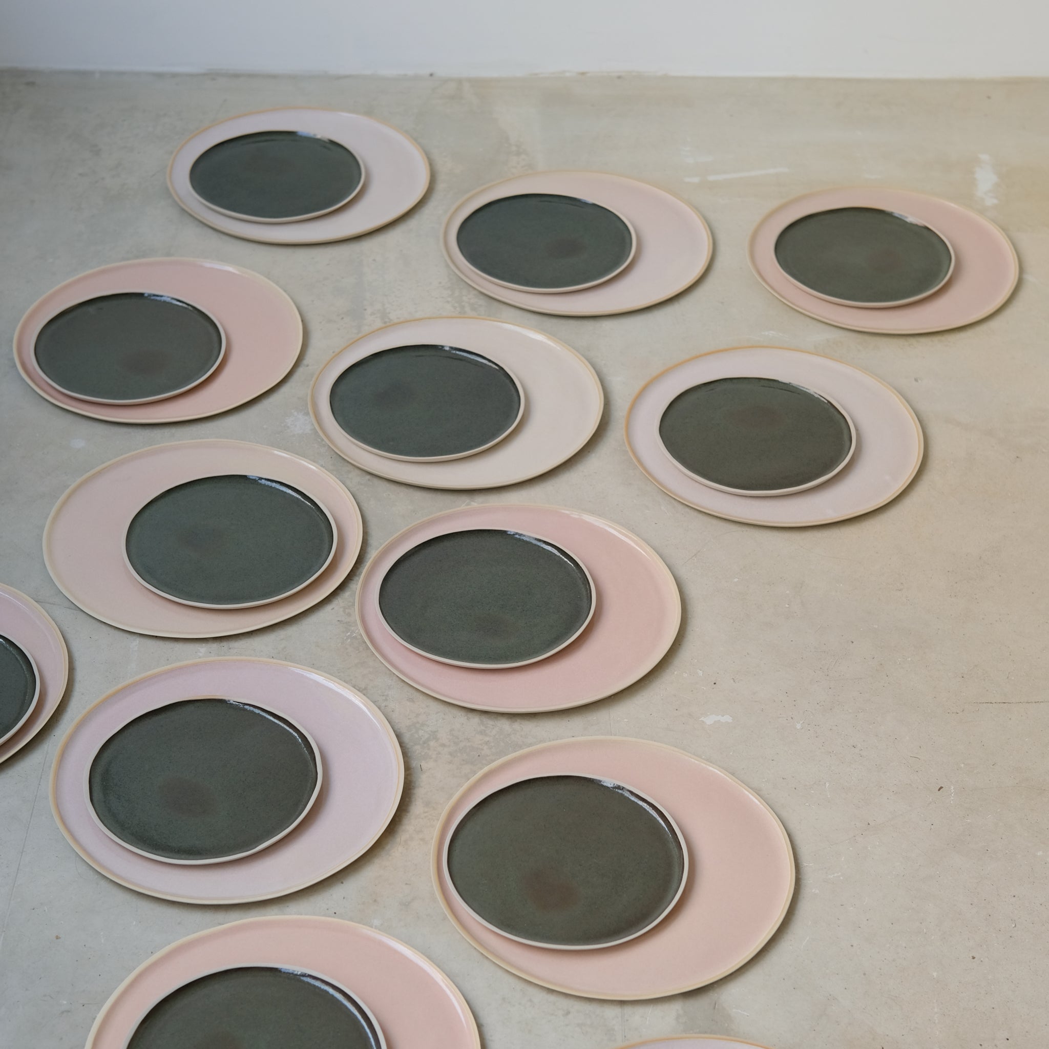 Assiette en grès vert sous bois de Laurette Broll chez Brutal Ceramics
