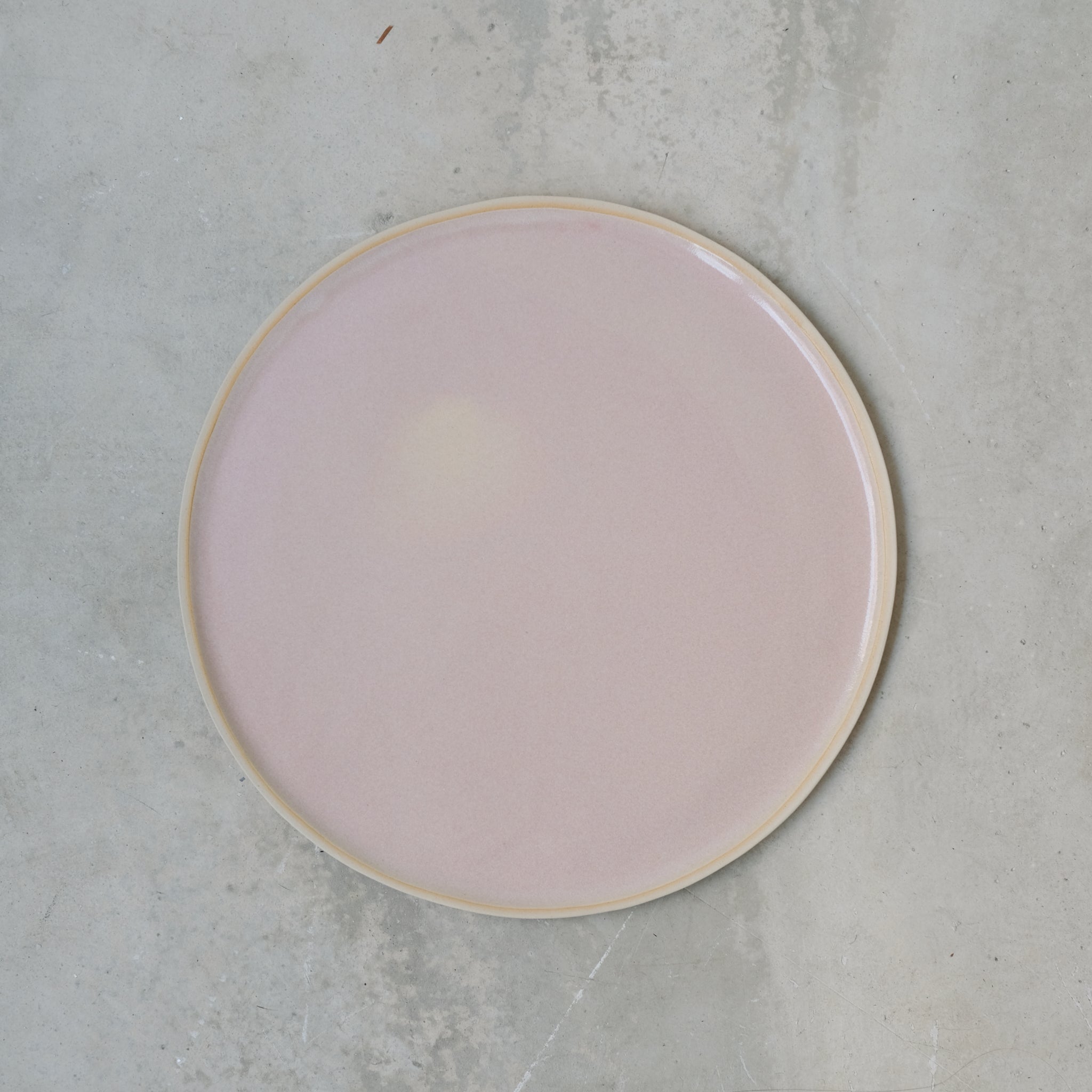 Assiette en grès rose lacté de Laurette Broll chez Brutal Ceramics