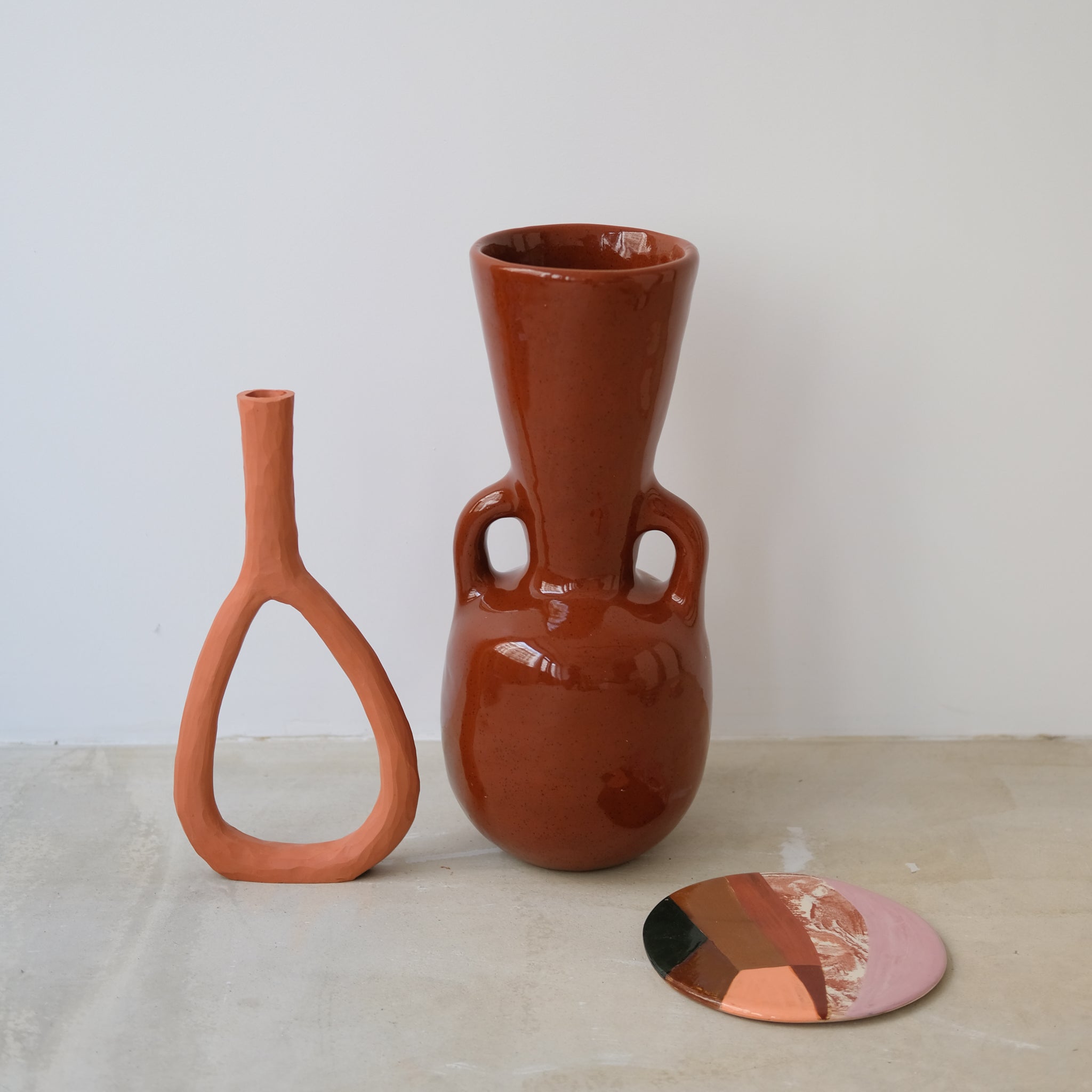 Vase 05 en grès, rouge brillant par Jade Paton chez Brutal Ceramics
