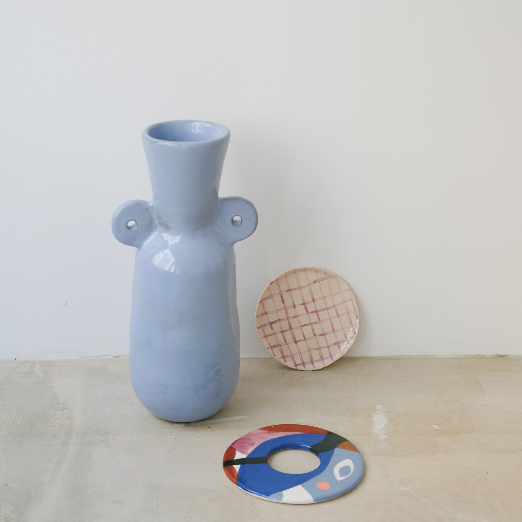 Vase 01 en grès, bleu brillant par Jade Paton chez Brutal Ceramics