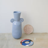 Vase 01 en grès, bleu brillant par Jade Paton chez Brutal Ceramics