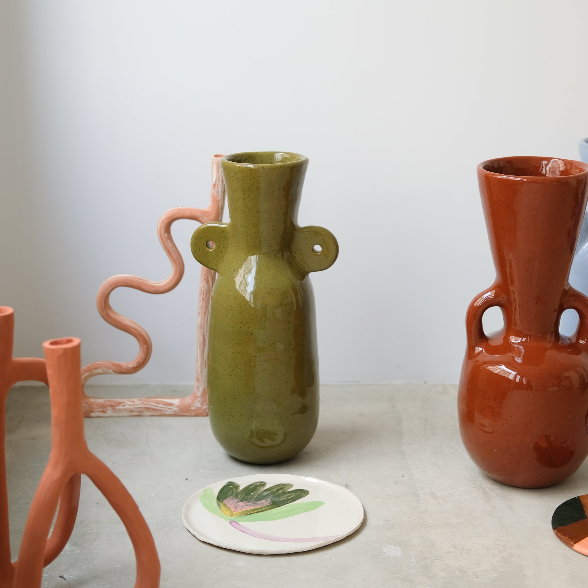 Vase 02 en grès, kaki brillant par Jade Paton chez Brutal Ceramics