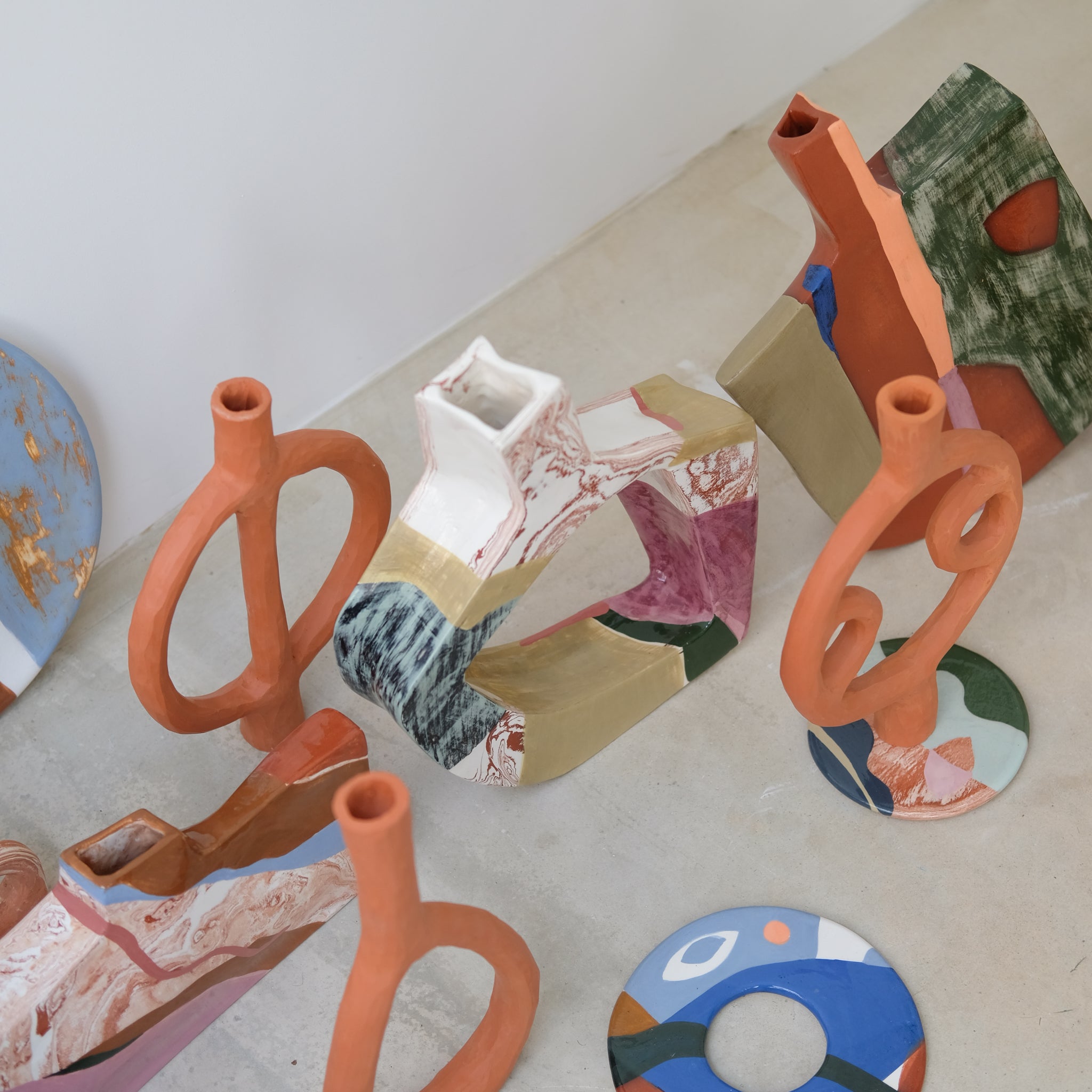 Vase en faïence H 35cm Berlin par Rosi Mistou pour Brutal Ceramics