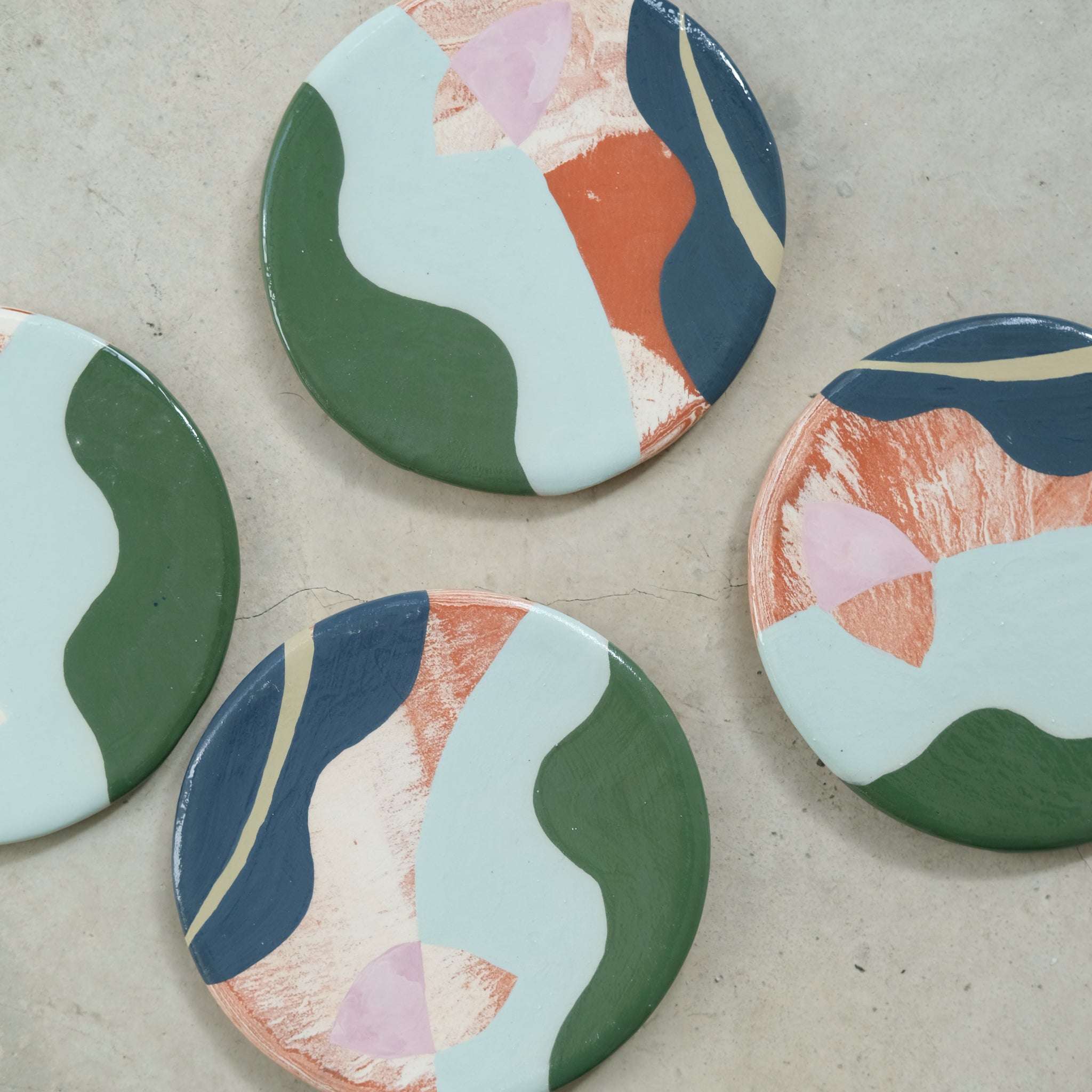 Assiette plate 15cm Bastia par Rosi Mistou pour Brutal Ceramics