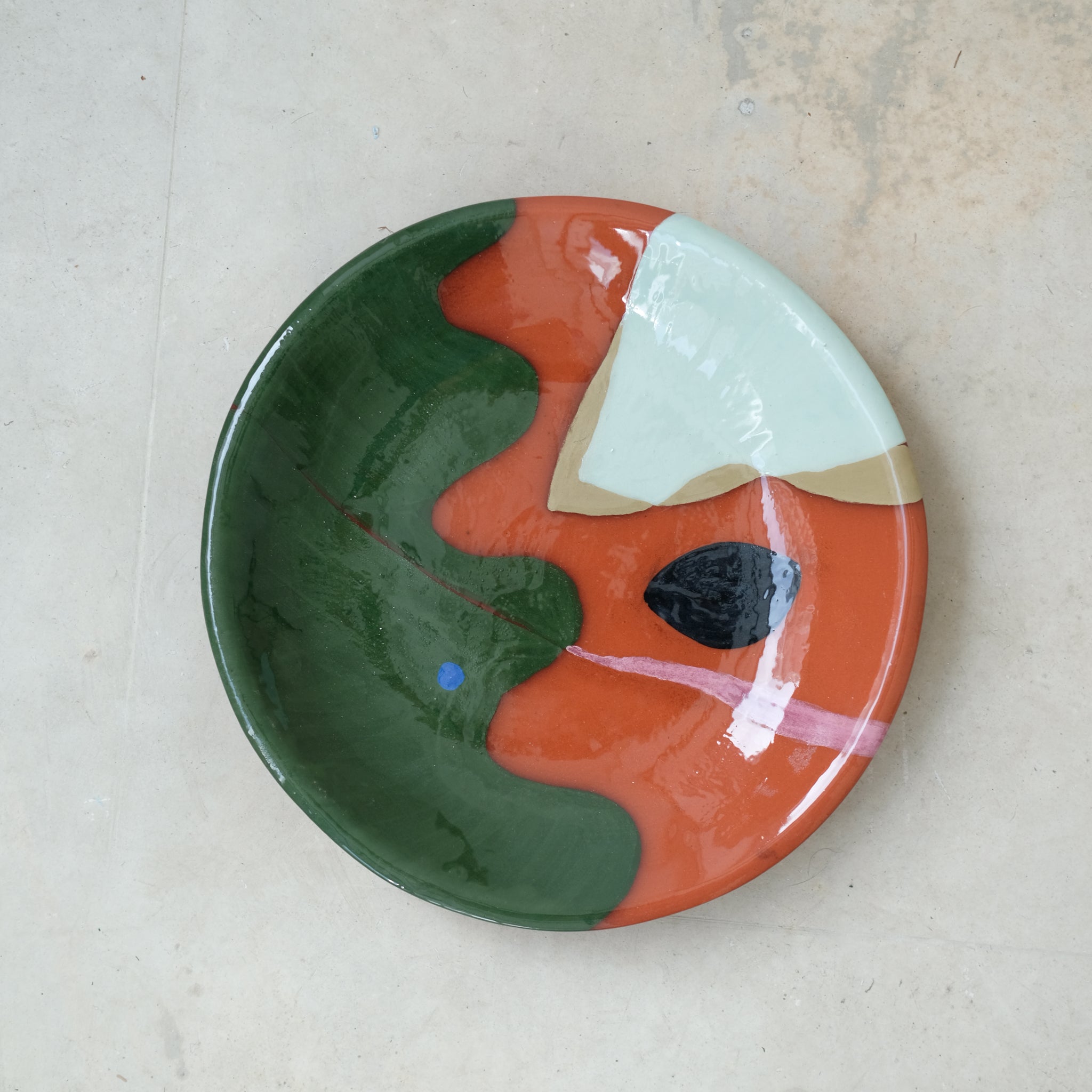 Plat creux 26cm Cluj par Rosi Mistou pour Brutal Ceramics