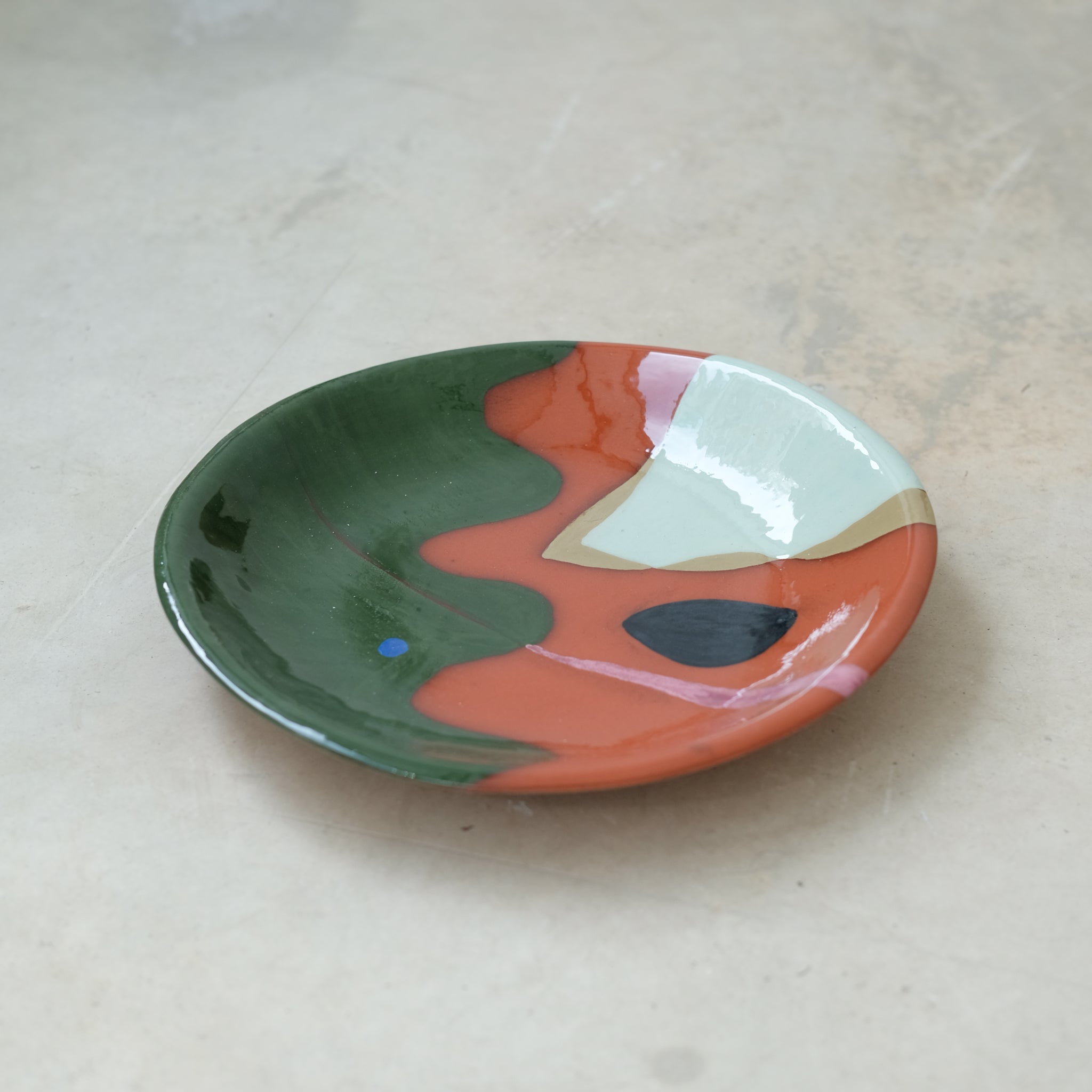 Plat creux 26cm Cluj par Rosi Mistou pour Brutal Ceramics