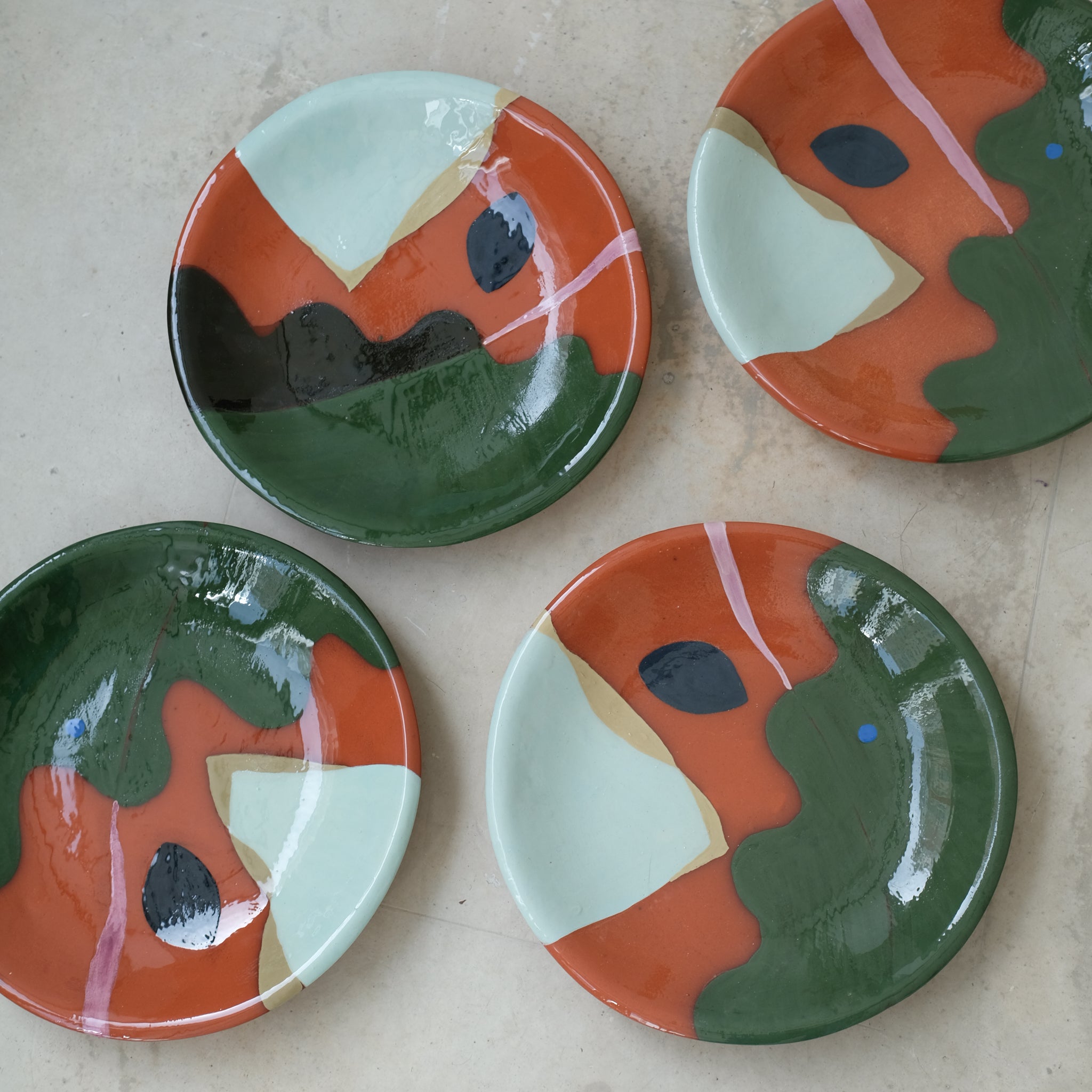 Plat creux 26cm Cluj par Rosi Mistou pour Brutal Ceramics