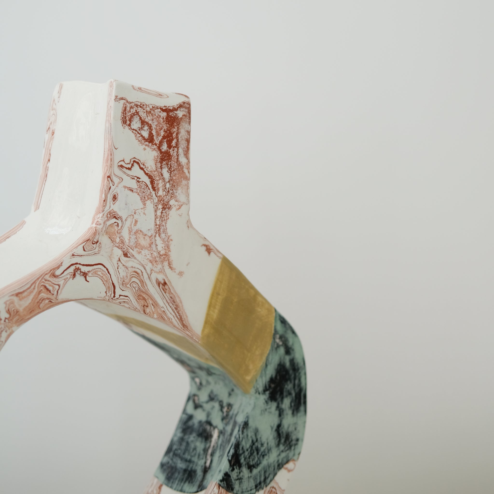 Vase en faïence H 35cm Berlin par Rosi Mistou pour Brutal Ceramics