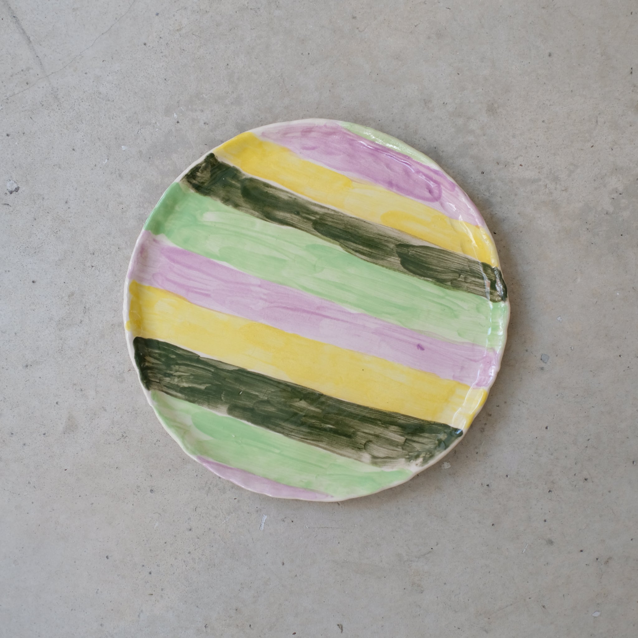 Assiette en faïence D 17cm Rayures de Samantha Kerdine pour Brutal 