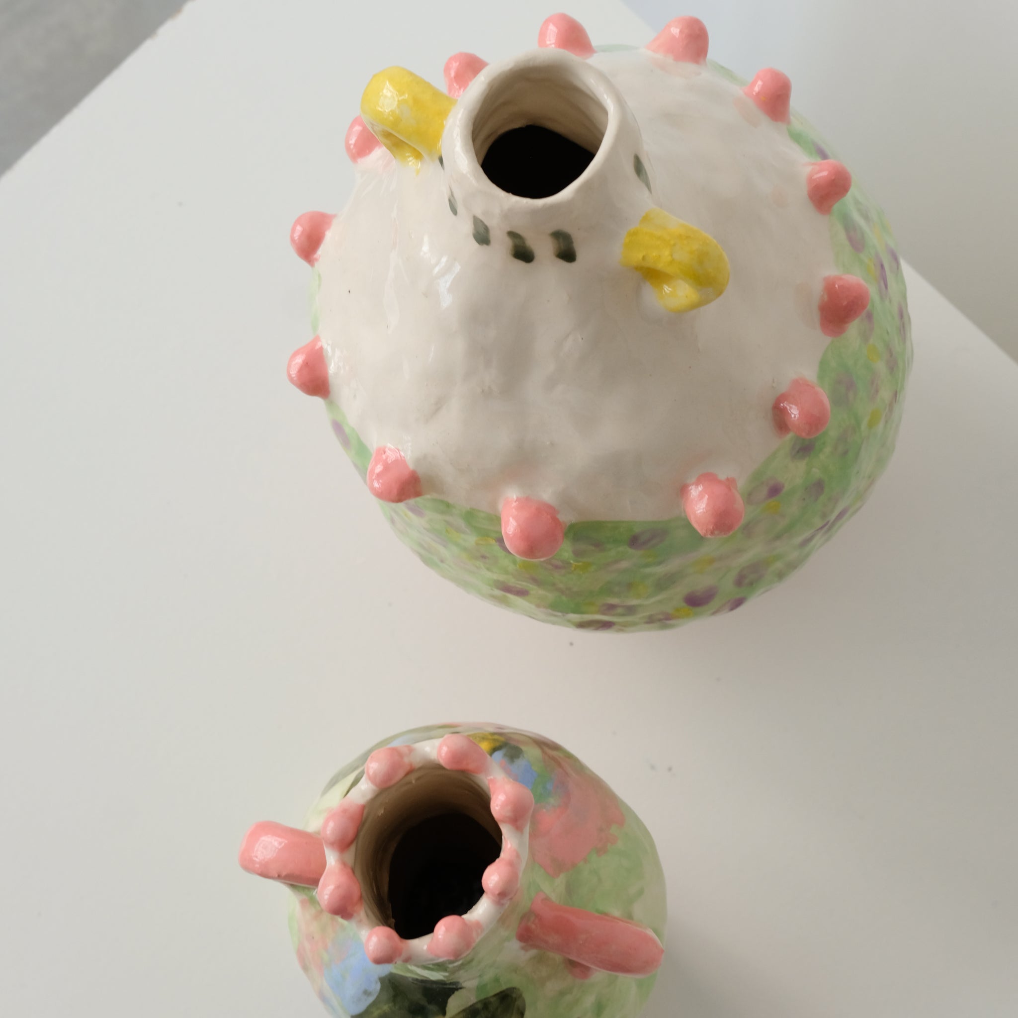 Vase en faïence H 30cm de Samantha Kerdine pour Brutal Ceramics