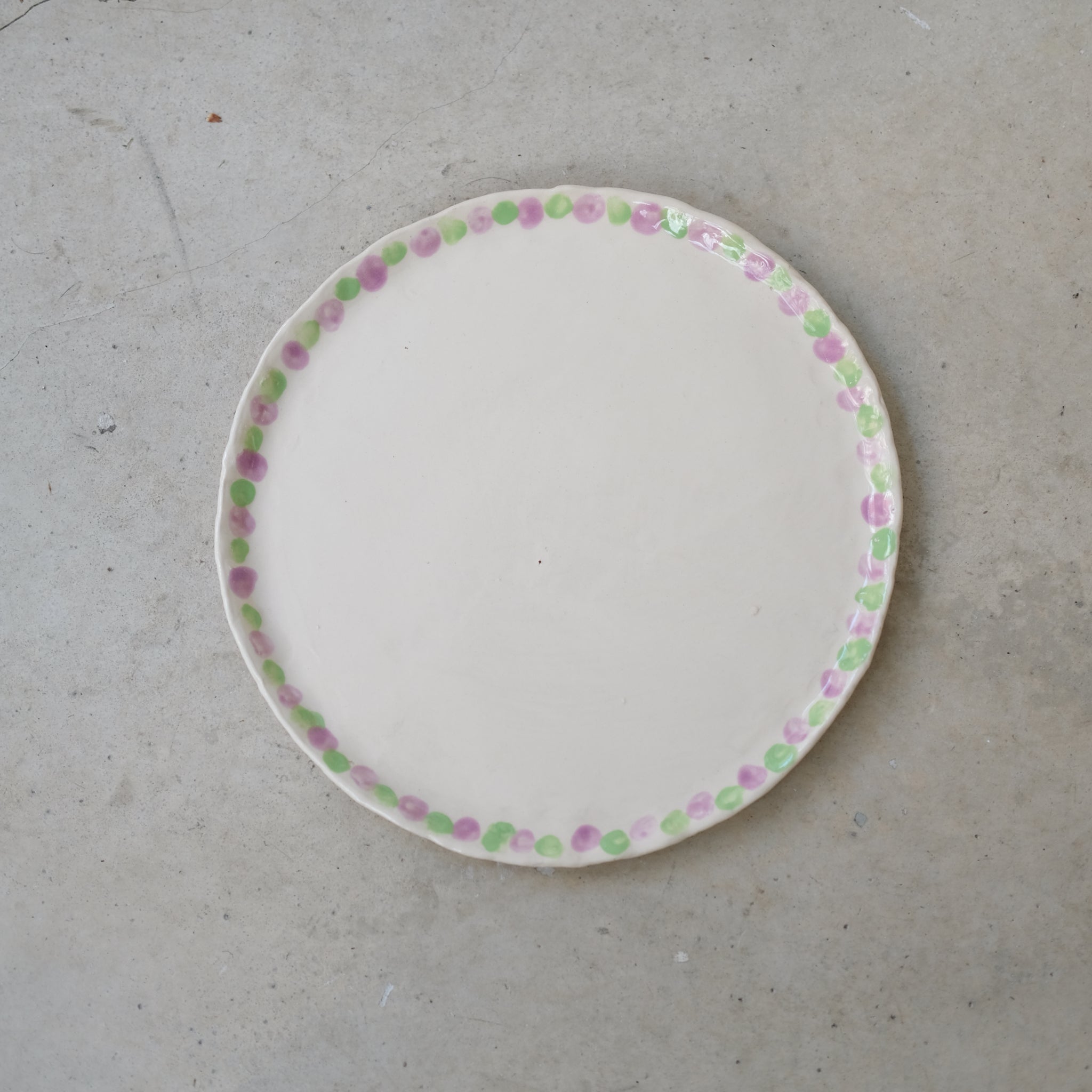 Assiette en faïence D 20cm Pois de Samantha Kerdine pour Brutal 