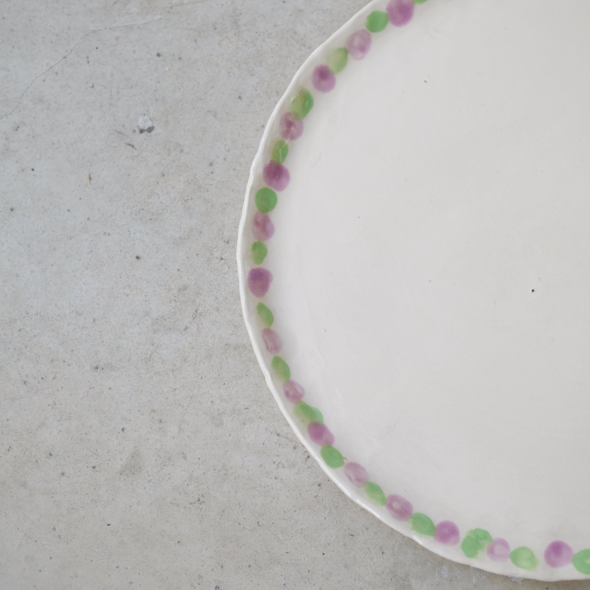Assiette en faïence D 20cm Pois de Samantha Kerdine pour Brutal 