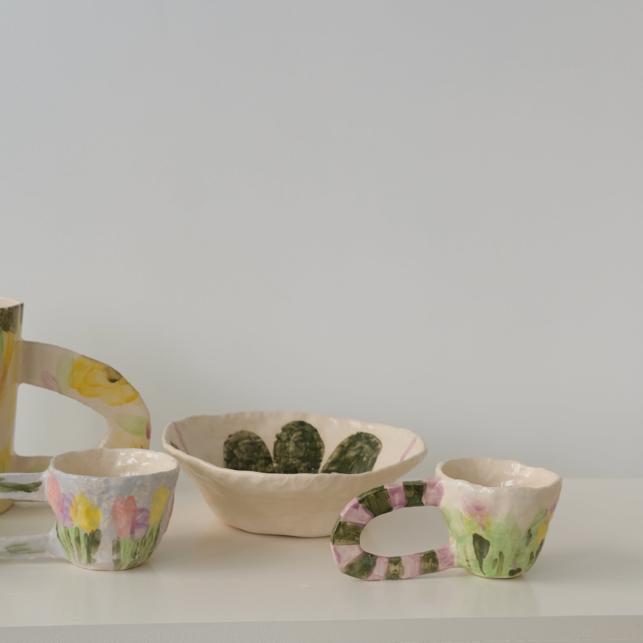Tasse en faïence H 18cm anse rayée de Samantha Kerdine pour Brutal 