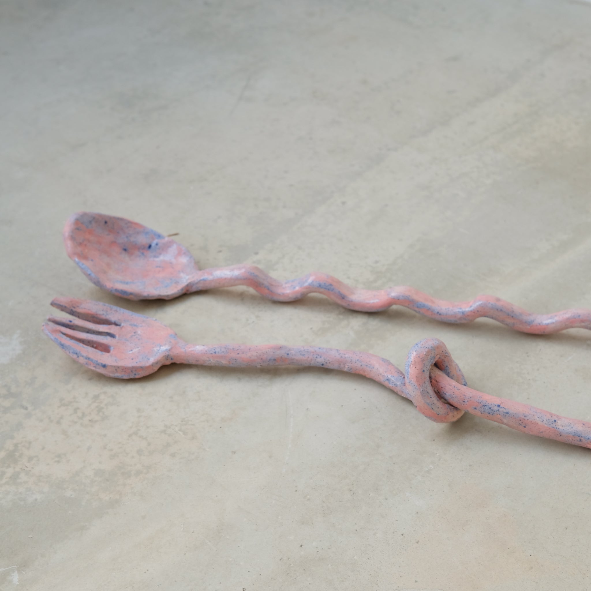 Objets couverts de Samantha Kerdine pour Brutal Ceramics