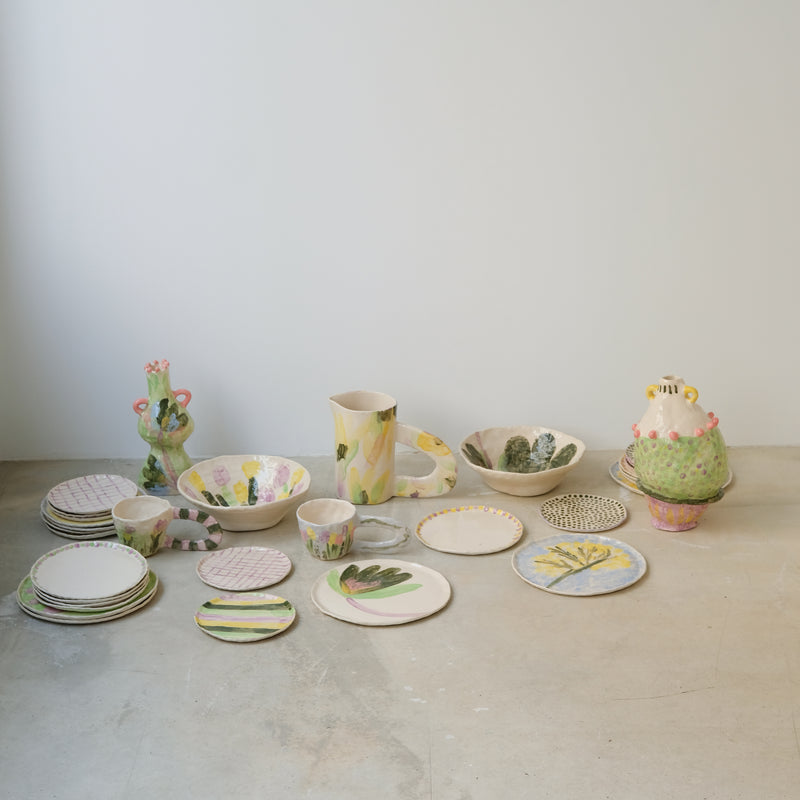 Assiette en faïence D 25cm Mimosa de Samantha Kerdine pour Brutal Ceramics