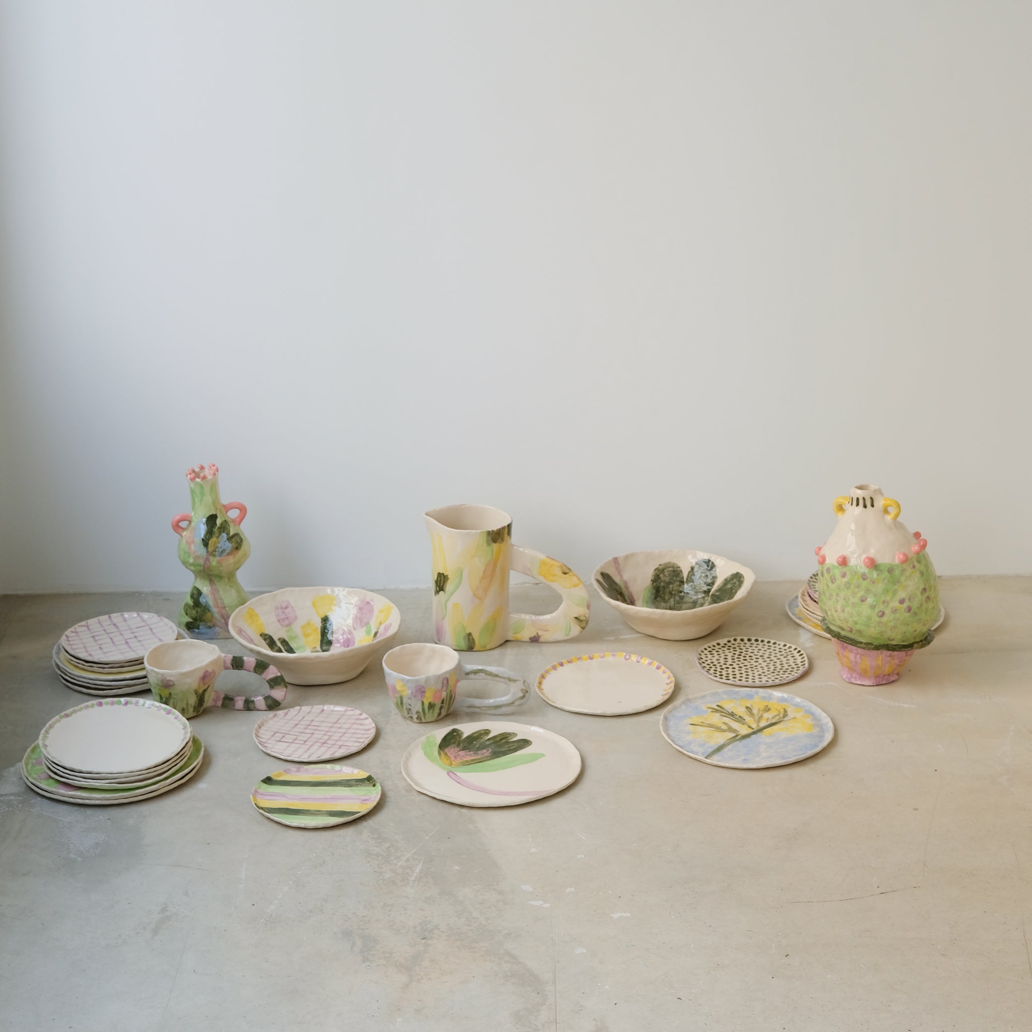 Assiette en faïence D 25cm Fleur verte de Samantha Kerdine pour Brutal 