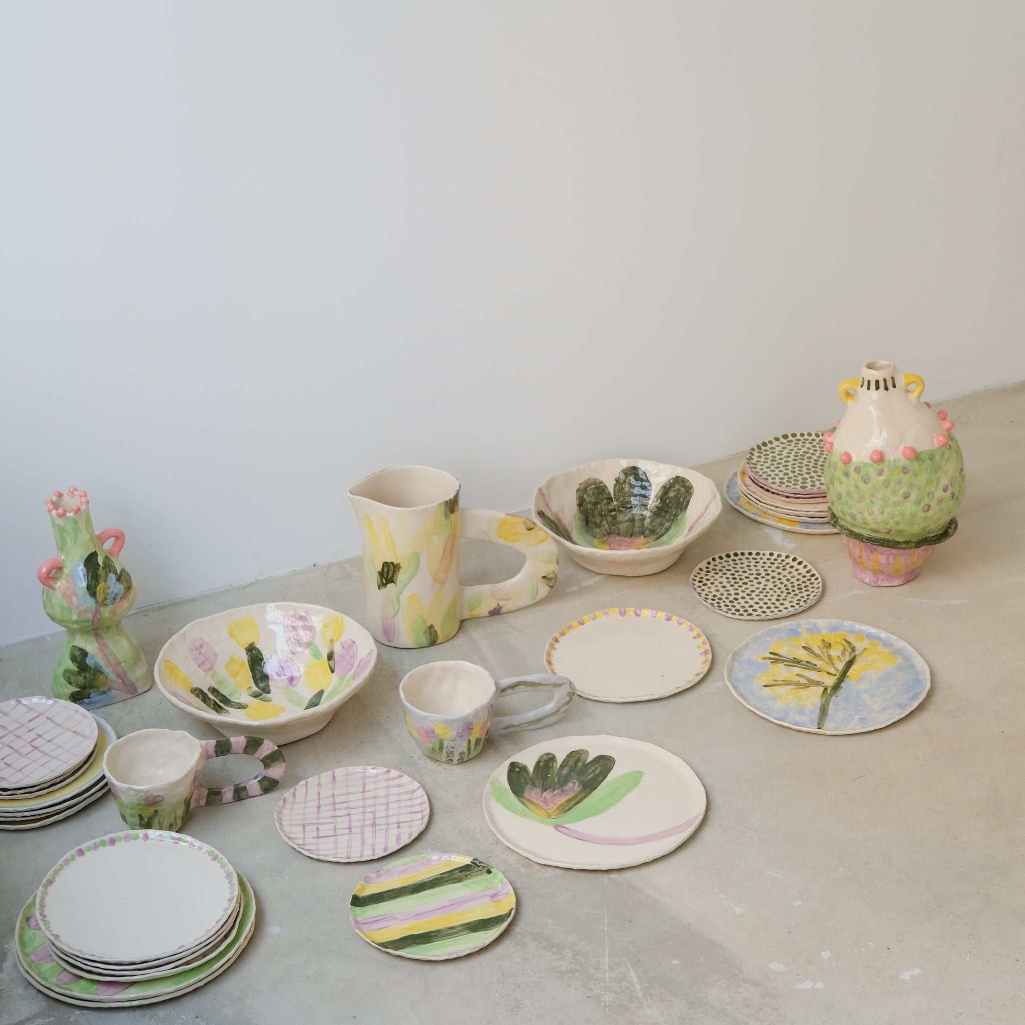 Assiette en faïence D 20cm - Traits jaune et violet