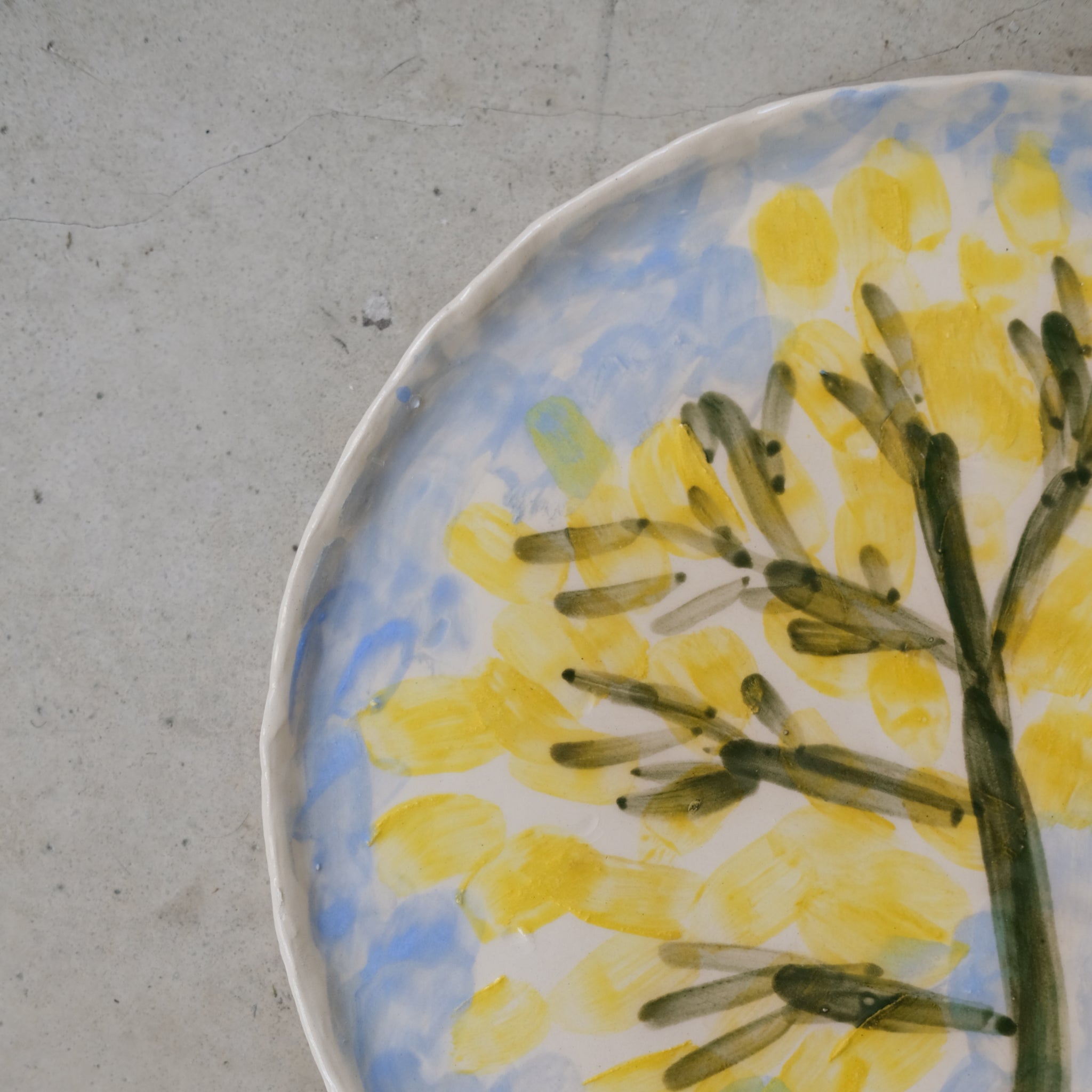 Assiette en faïence D 25cm Mimosa de Samantha Kerdine pour Brutal Ceramics