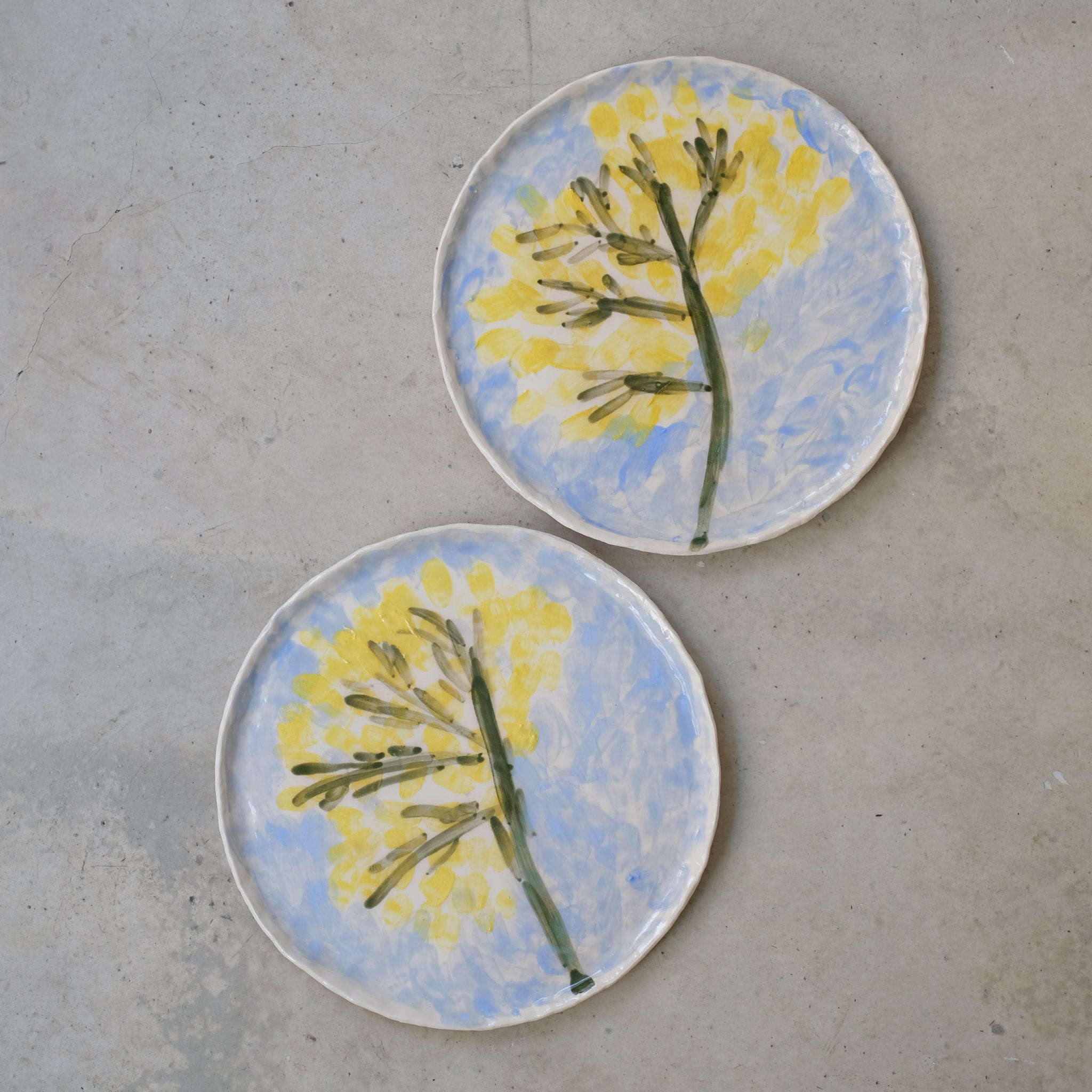 Assiette en faïence D 25cm Mimosa de Samantha Kerdine pour Brutal Ceramics