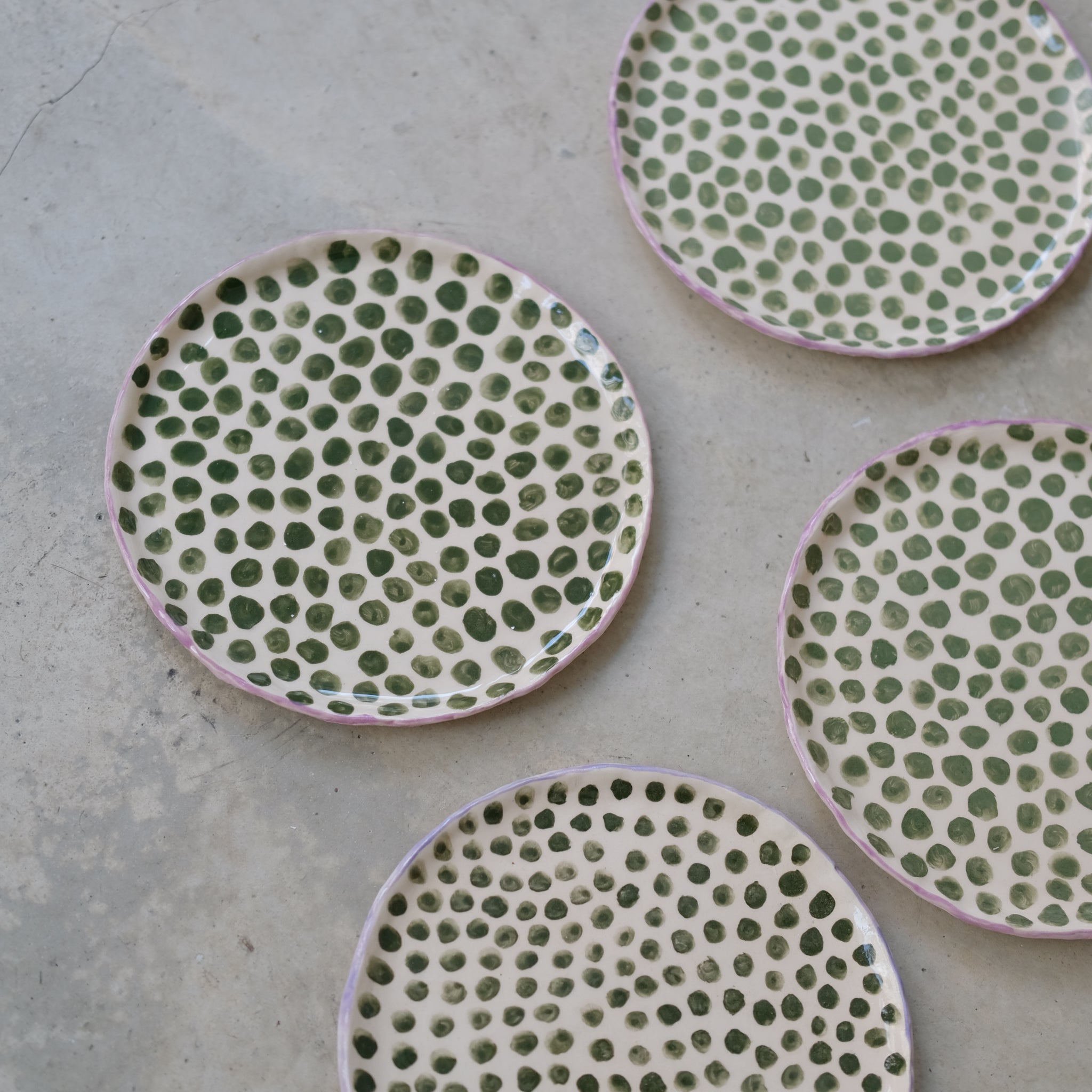 Assiette en faïence D 17cm - à Pois de Samantha Kerdine pour Brutal 