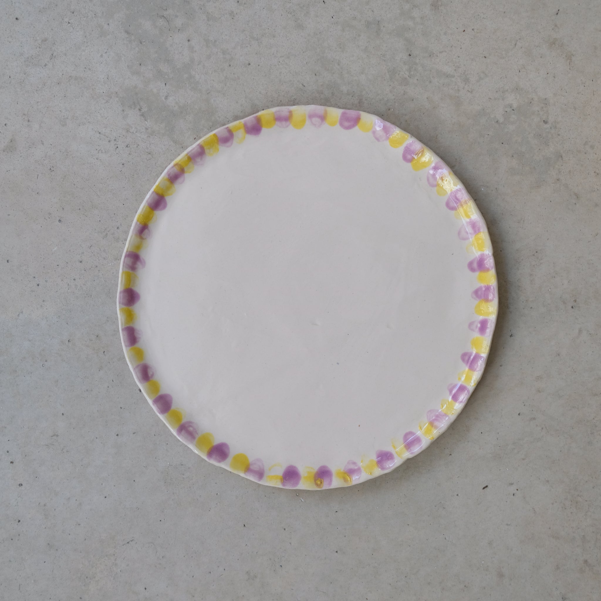Assiette en faïence D 20cm - Traits jaune et violet de Samantha Kerdine pour Brutal Ceramics