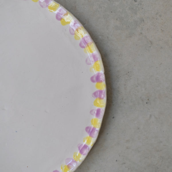 Assiette en faïence D 20cm - Traits jaune et violet