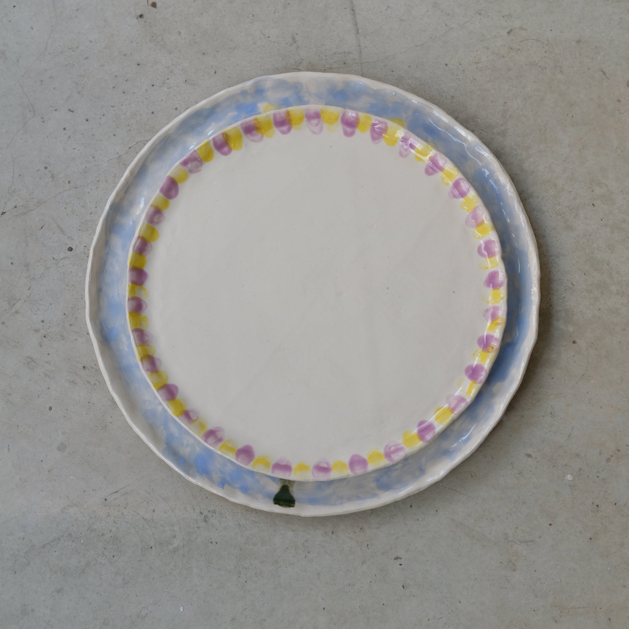 Assiette en faïence D 20cm - Traits jaune et violet