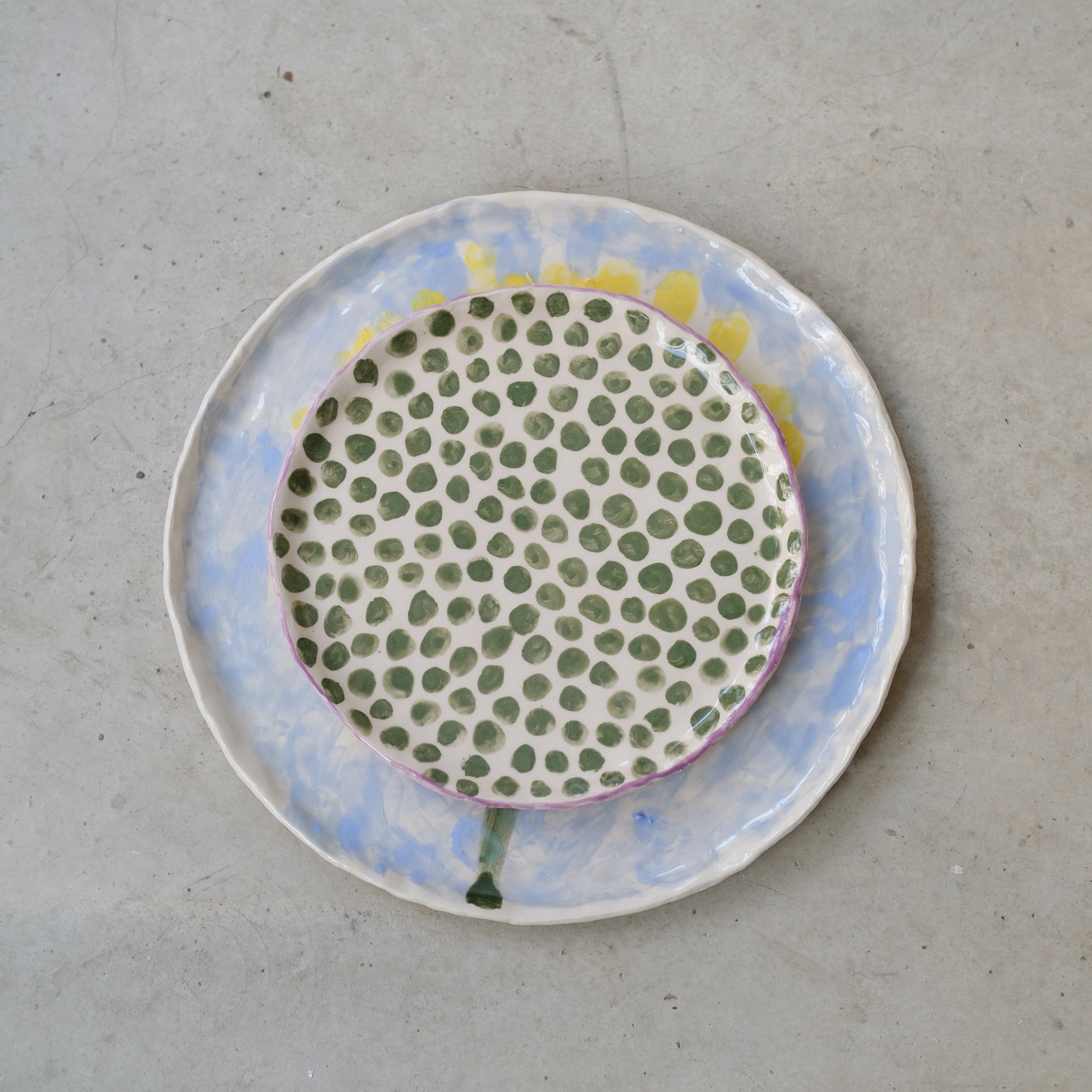 Assiette en faïence D 25cm Mimosa de Samantha Kerdine pour Brutal Ceramics