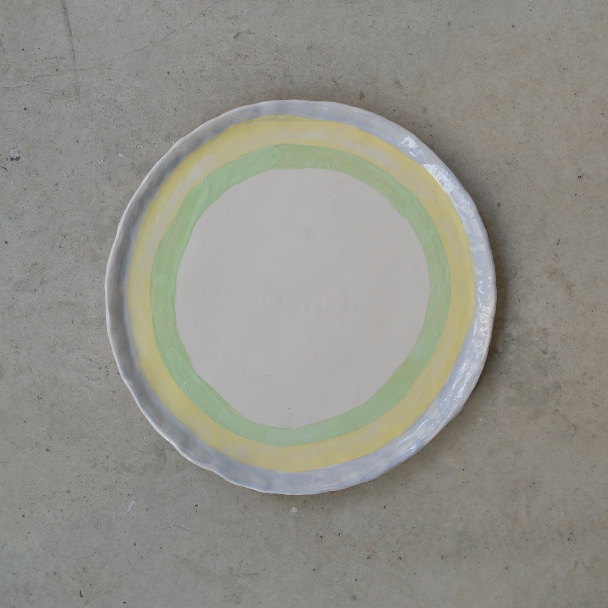 Assiette en faïence D 20cm Rayures de Samantha Kerdine pour Brutal 