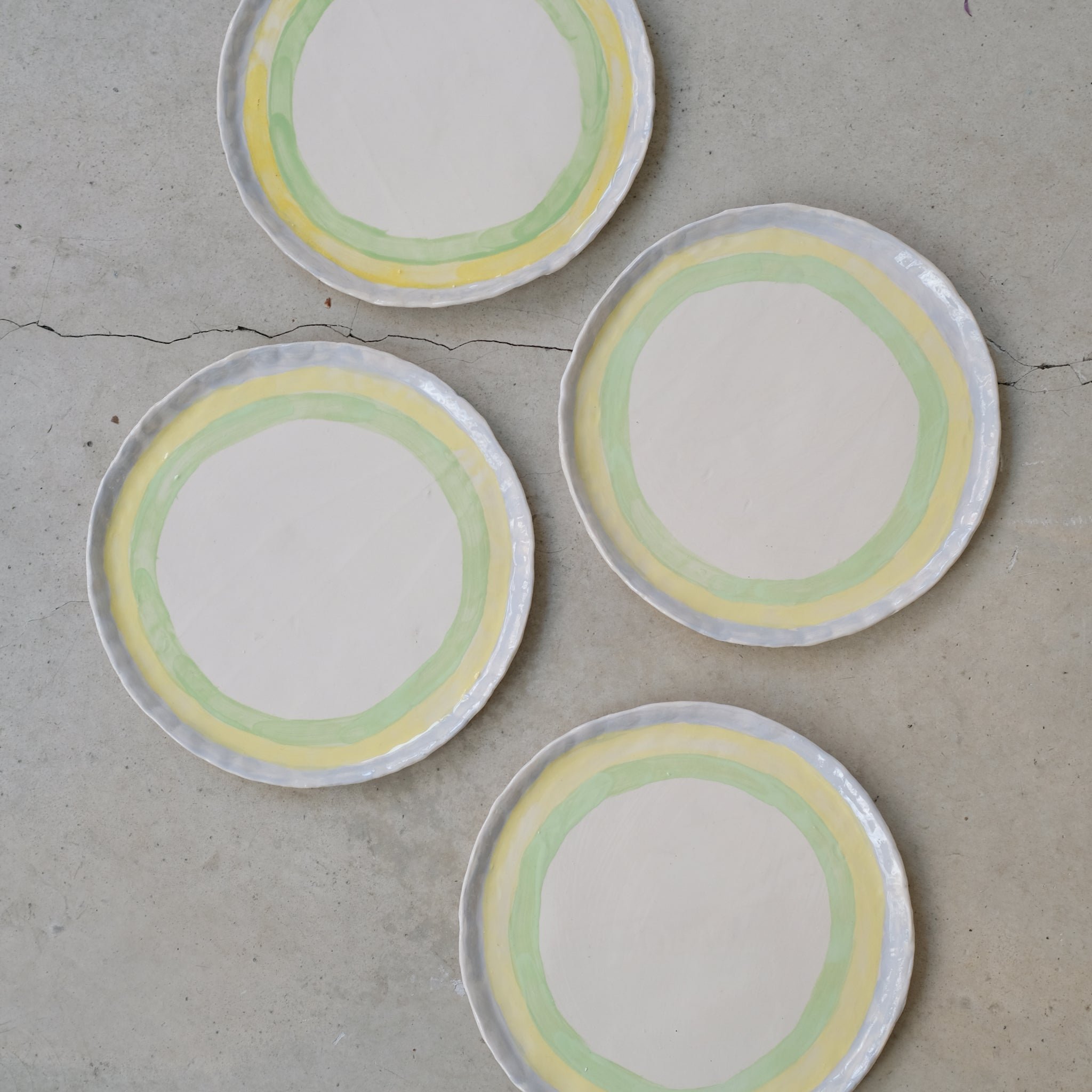 Assiette en faïence D 20cm Rayures de Samantha Kerdine pour Brutal 
