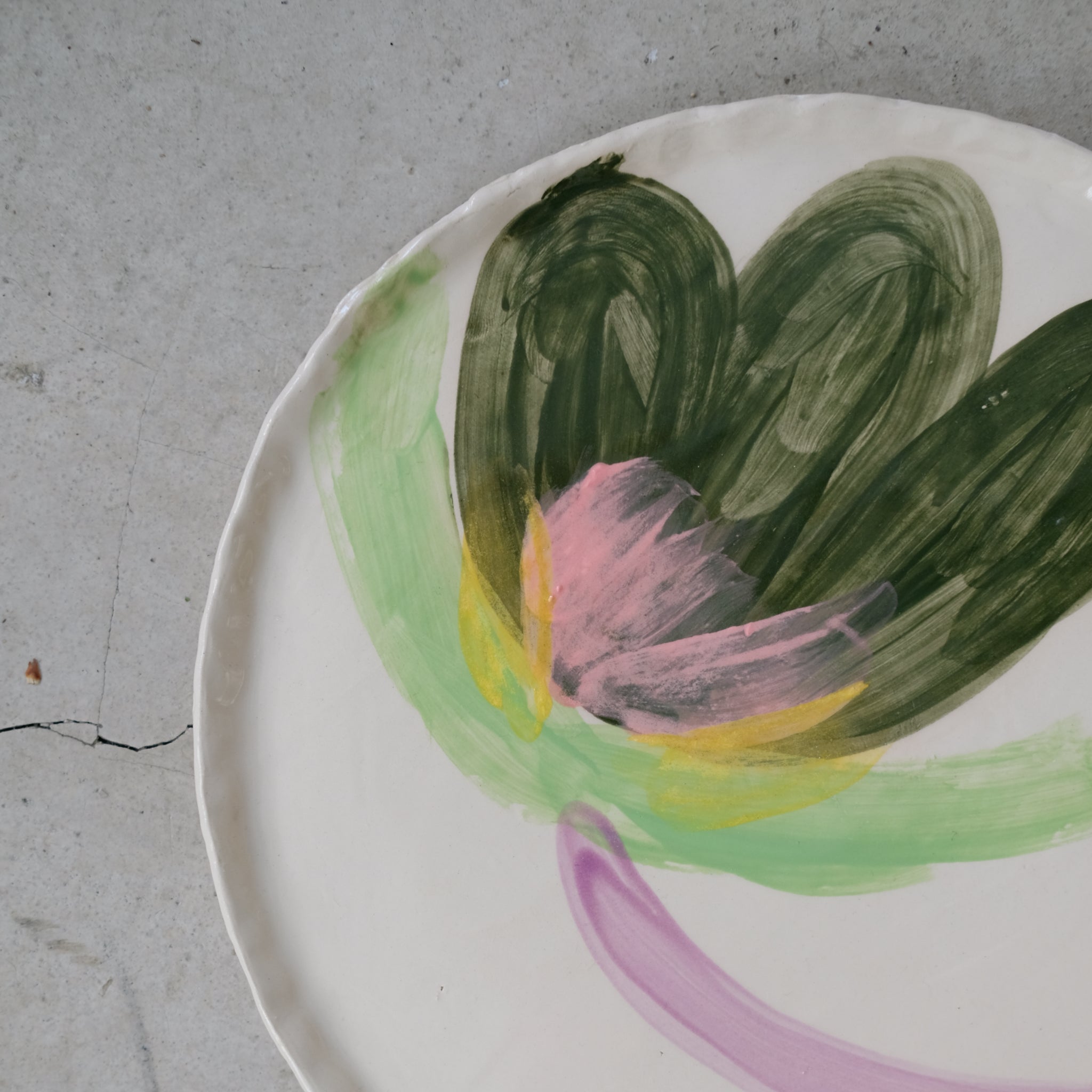 Assiette en faïence D 25cm Fleur verte de Samantha Kerdine pour Brutal 