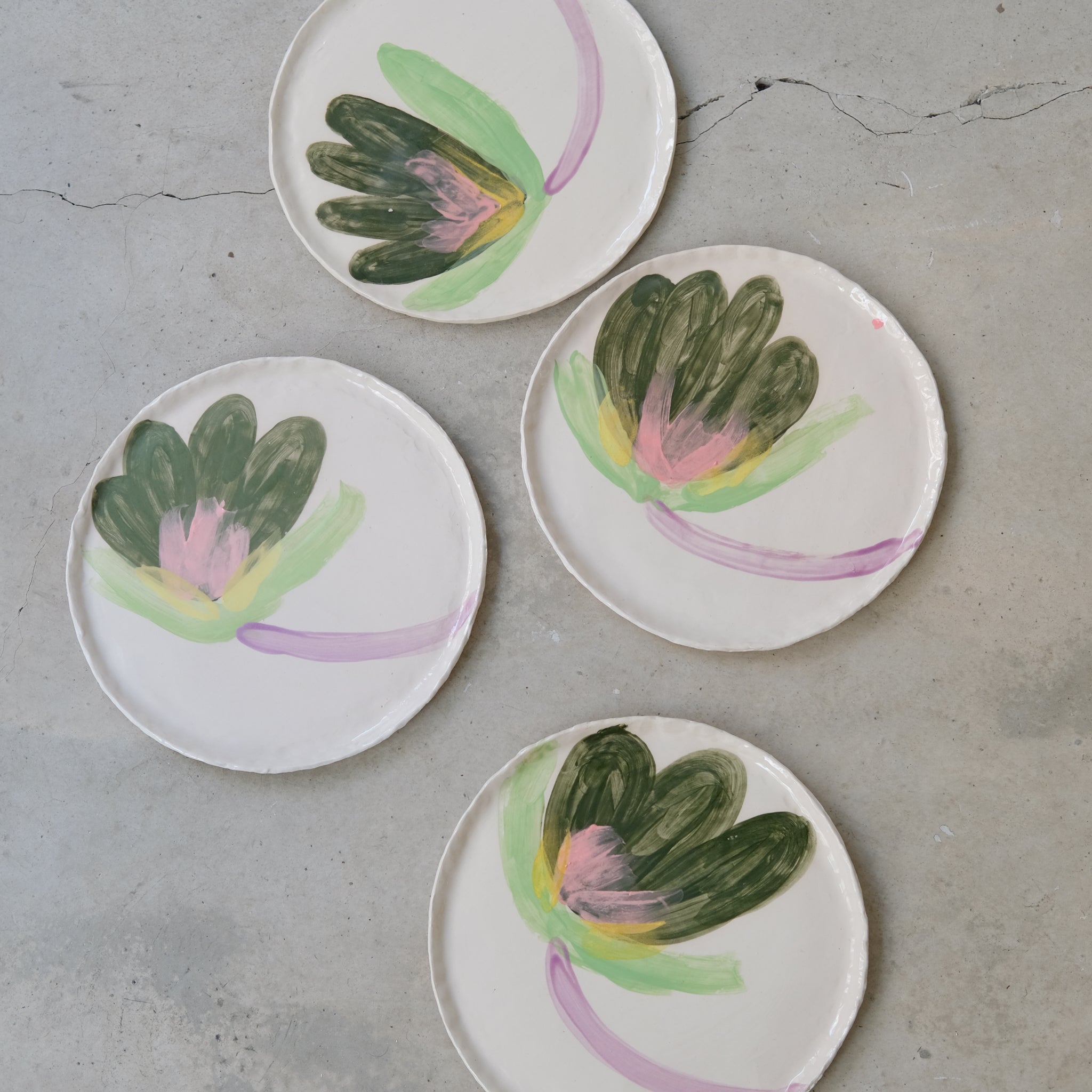 Assiette en faïence D 25cm Fleur verte de Samantha Kerdine pour Brutal 