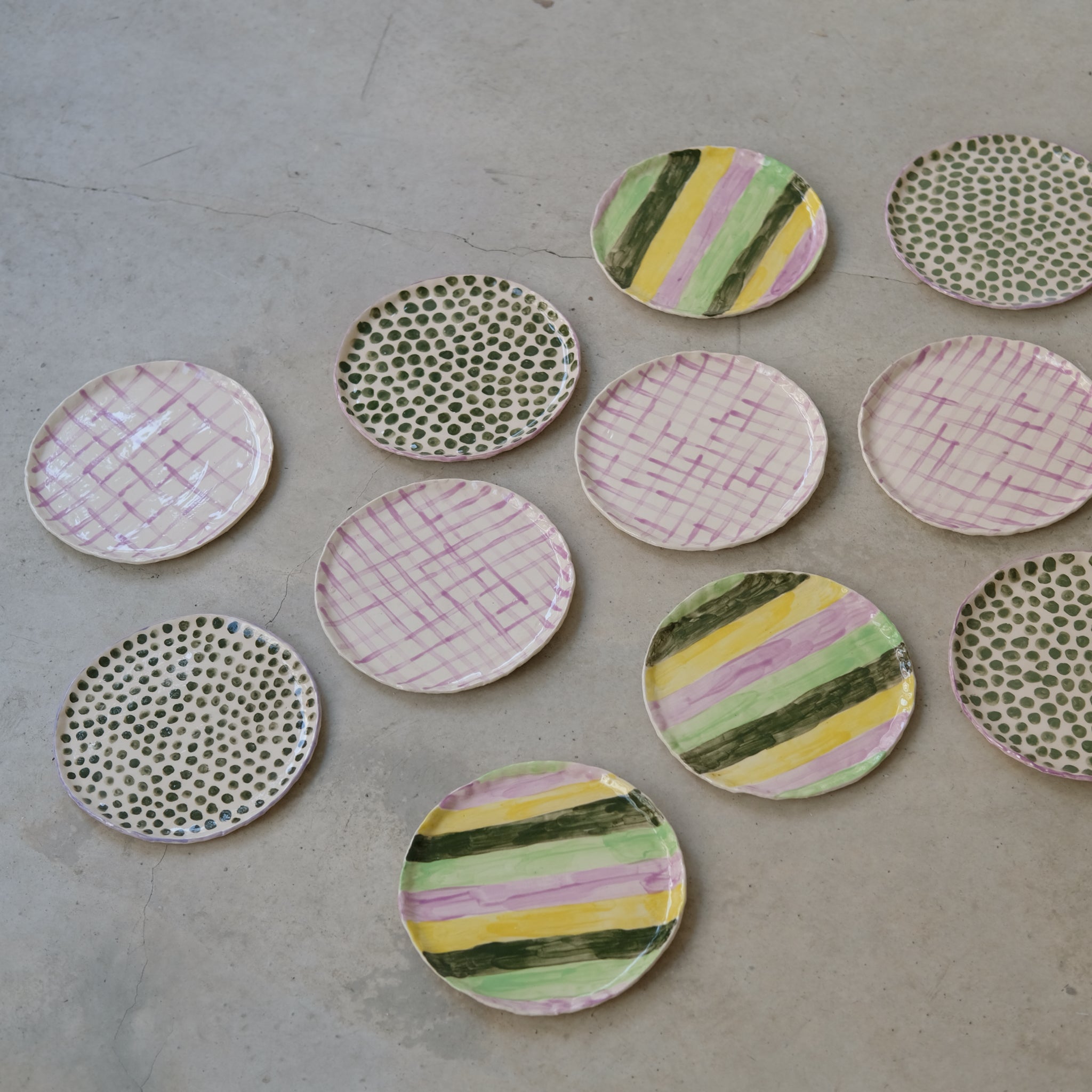Assiette en faïence D 17cm Rayures de Samantha Kerdine pour Brutal 