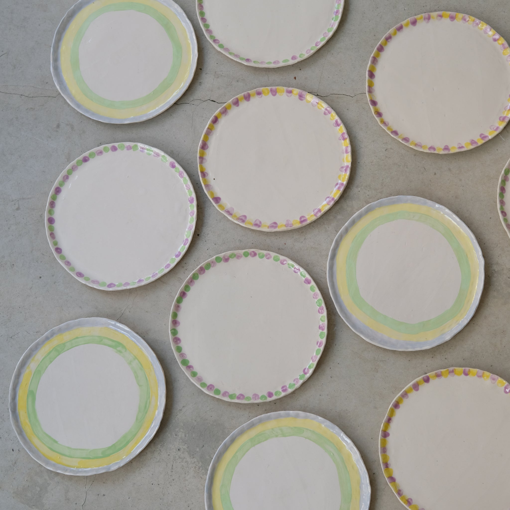 Assiette en faïence D 20cm Pois de Samantha Kerdine pour Brutal 