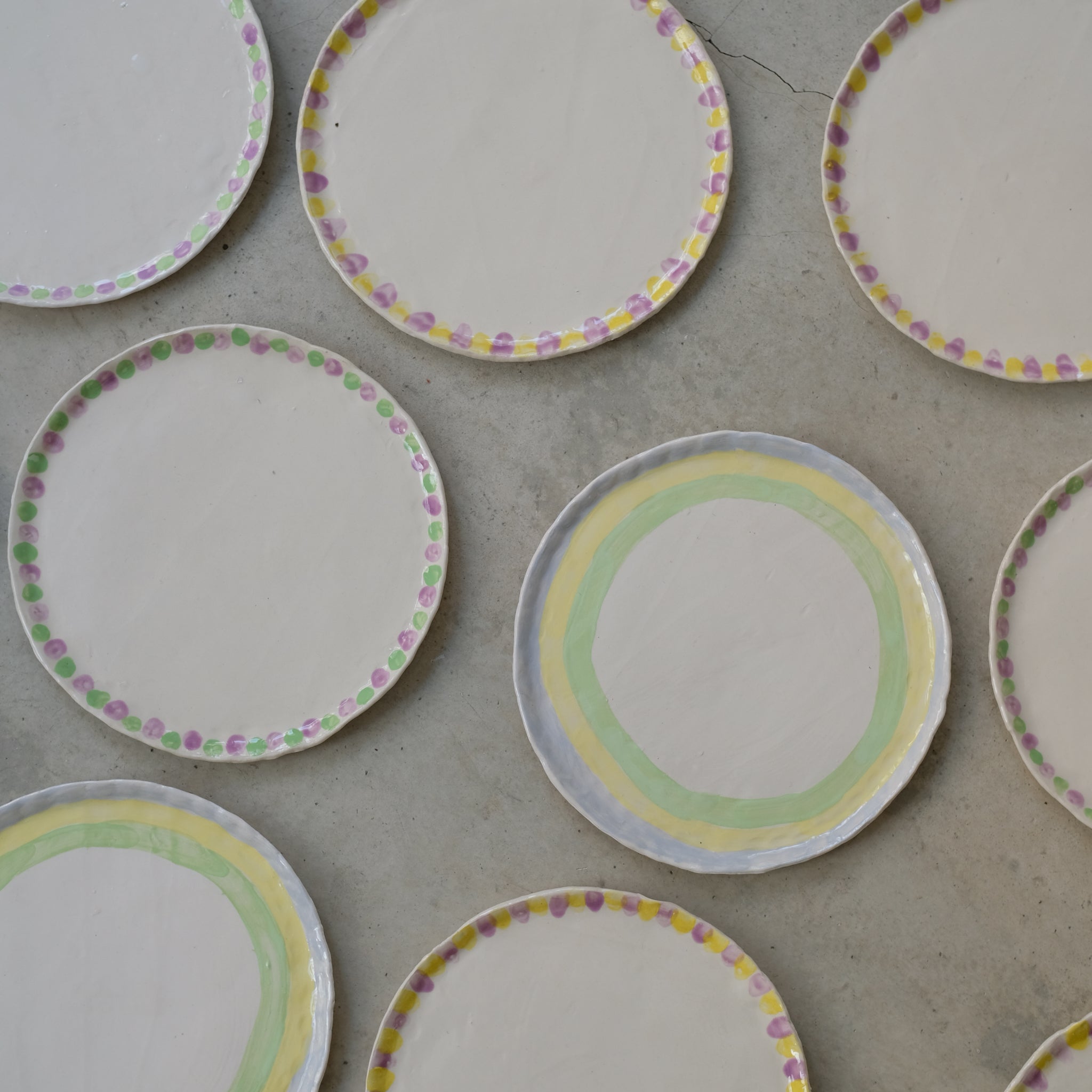 Assiette en faïence D 20cm Rayures de Samantha Kerdine pour Brutal 
