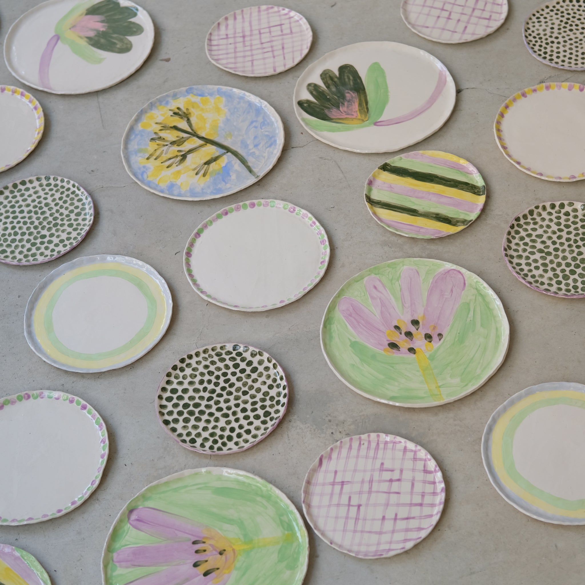 Assiette en faïence D 17cm Rayures de Samantha Kerdine pour Brutal 