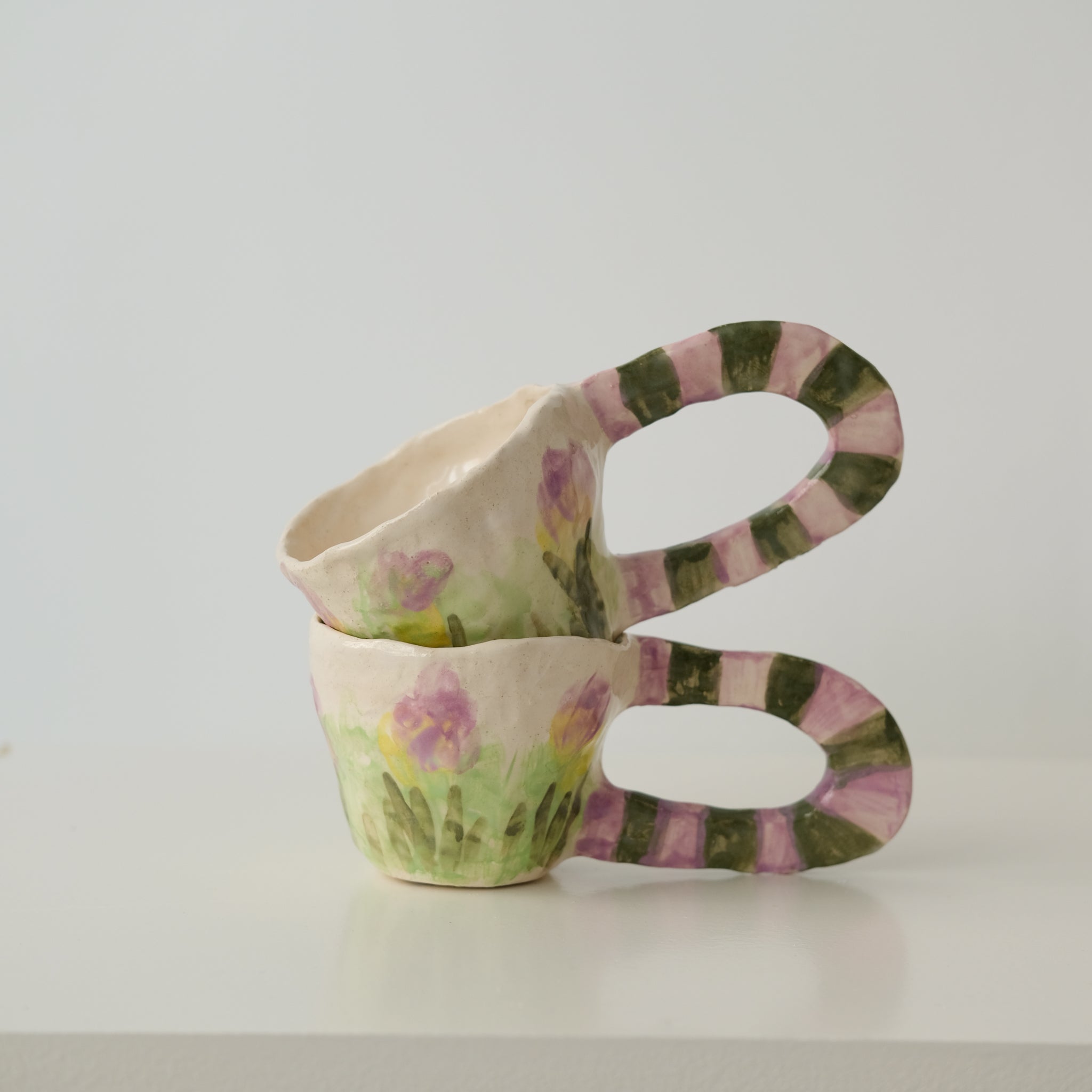 Tasse en faïence H 18cm anse rayée de Samantha Kerdine pour Brutal 