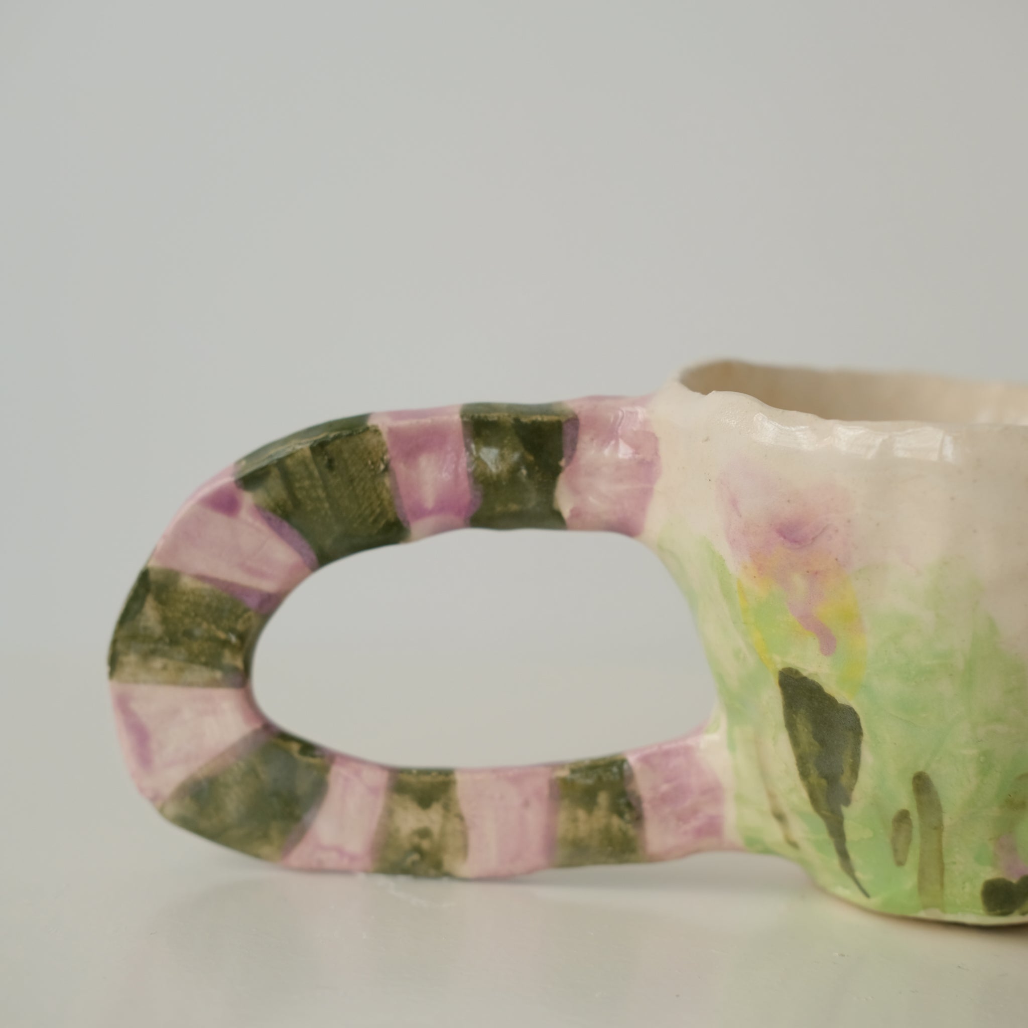 Tasse en faïence H 18cm anse rayée de Samantha Kerdine pour Brutal 