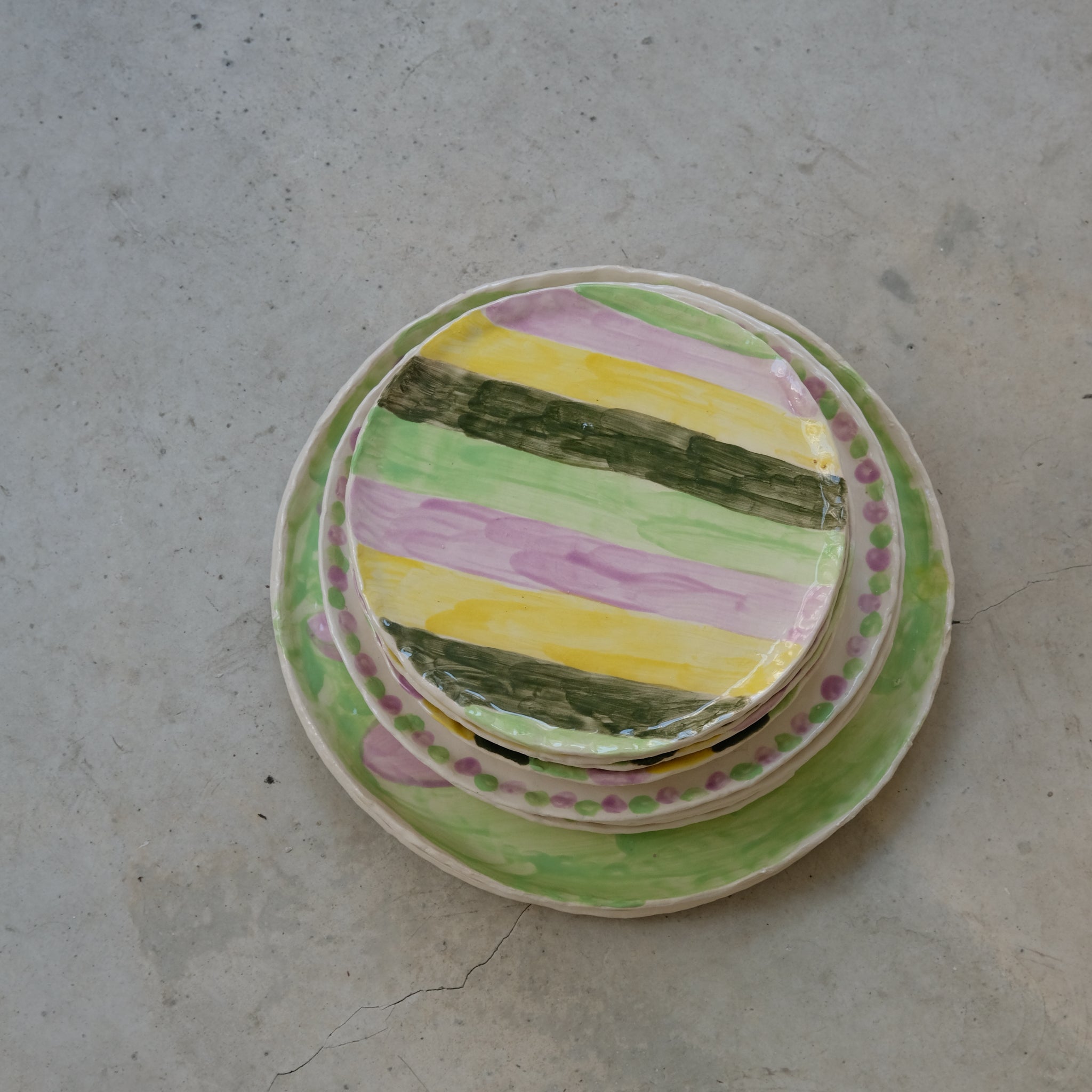 Assiette en faïence D 20cm Pois de Samantha Kerdine pour Brutal 