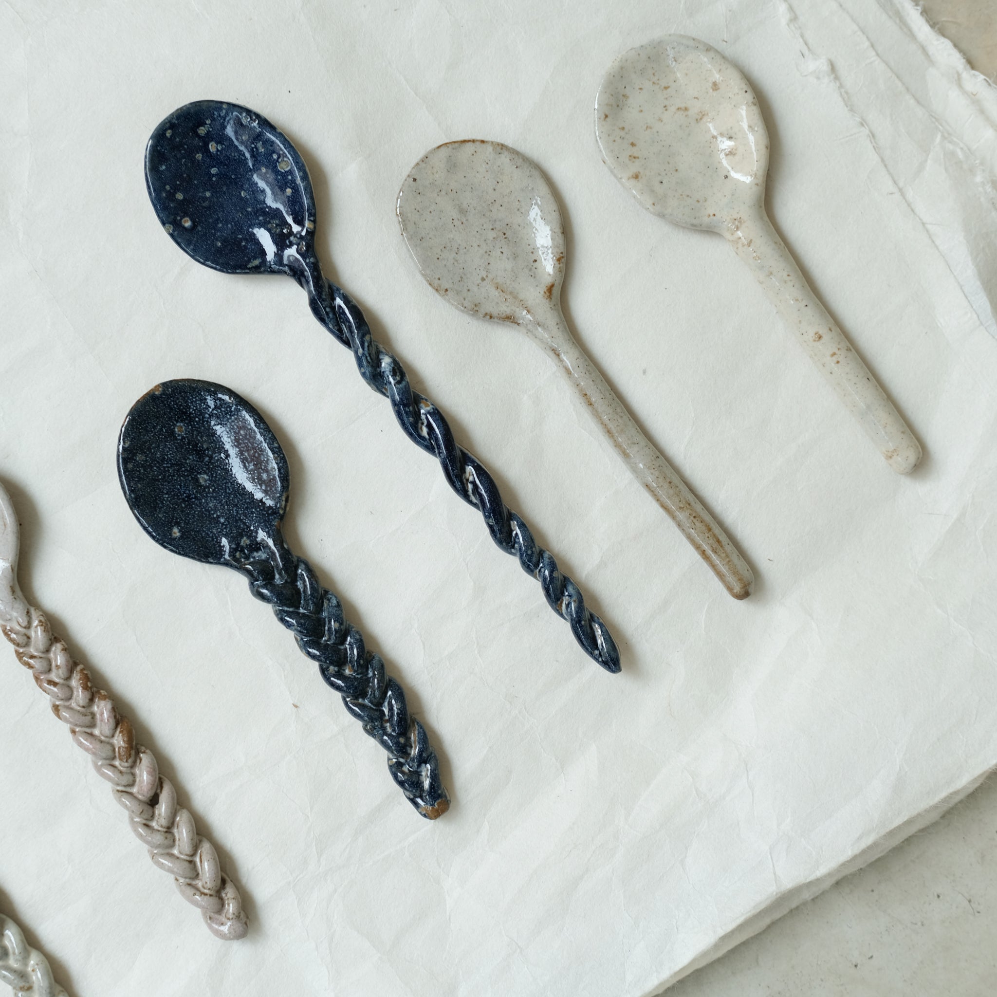 Cuillère tressée 01 émail bleu Atelier Vitrac chez Brutal Ceramics