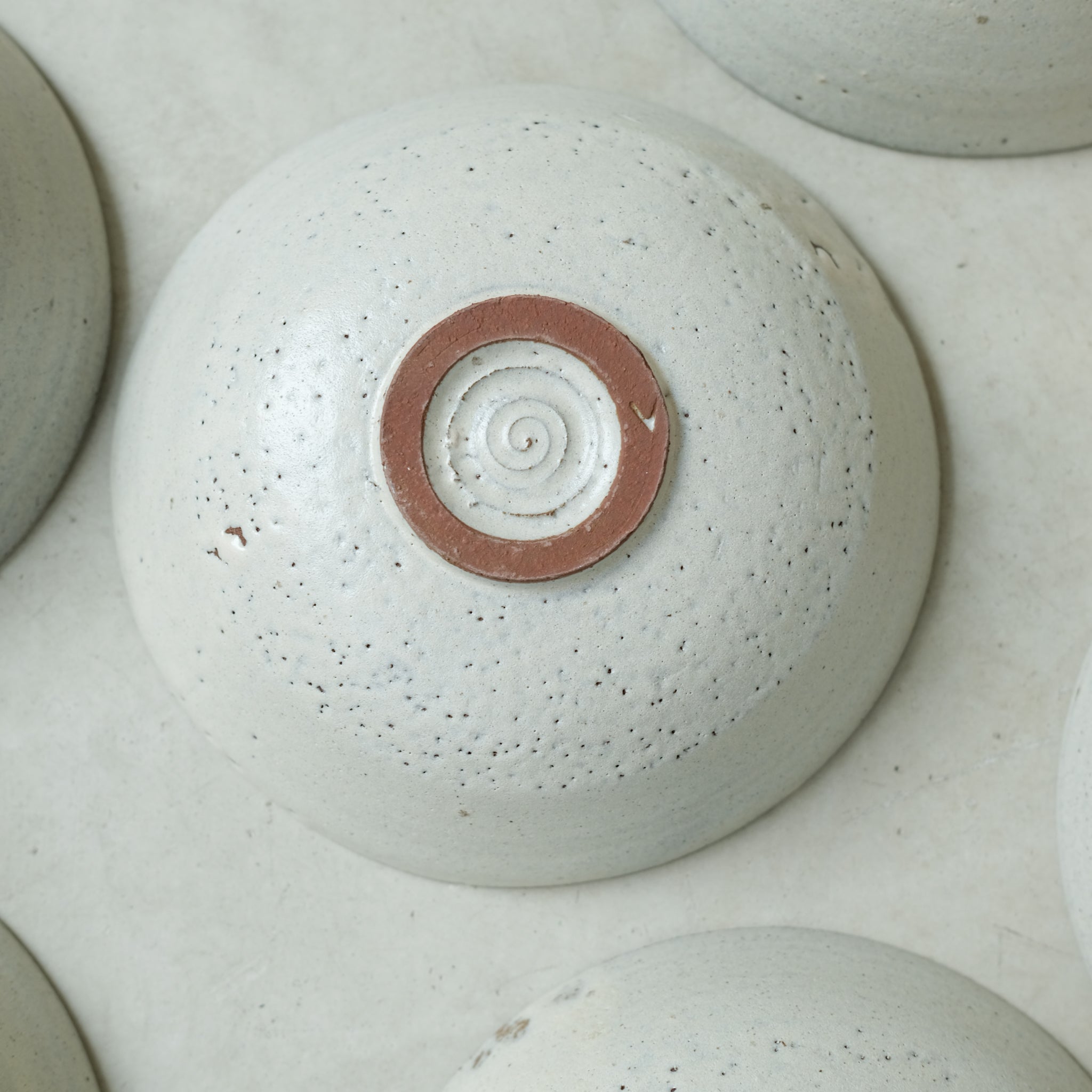Bol en en grès rouge, émail beige par Atelier Vitrac chez Brutal
