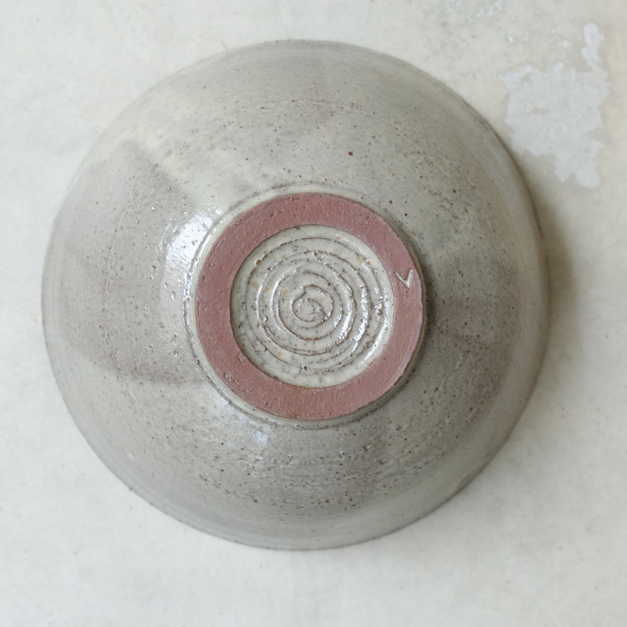 Saladier en en grès rouge, émail beige par Atelier Vitrac chez Brutal