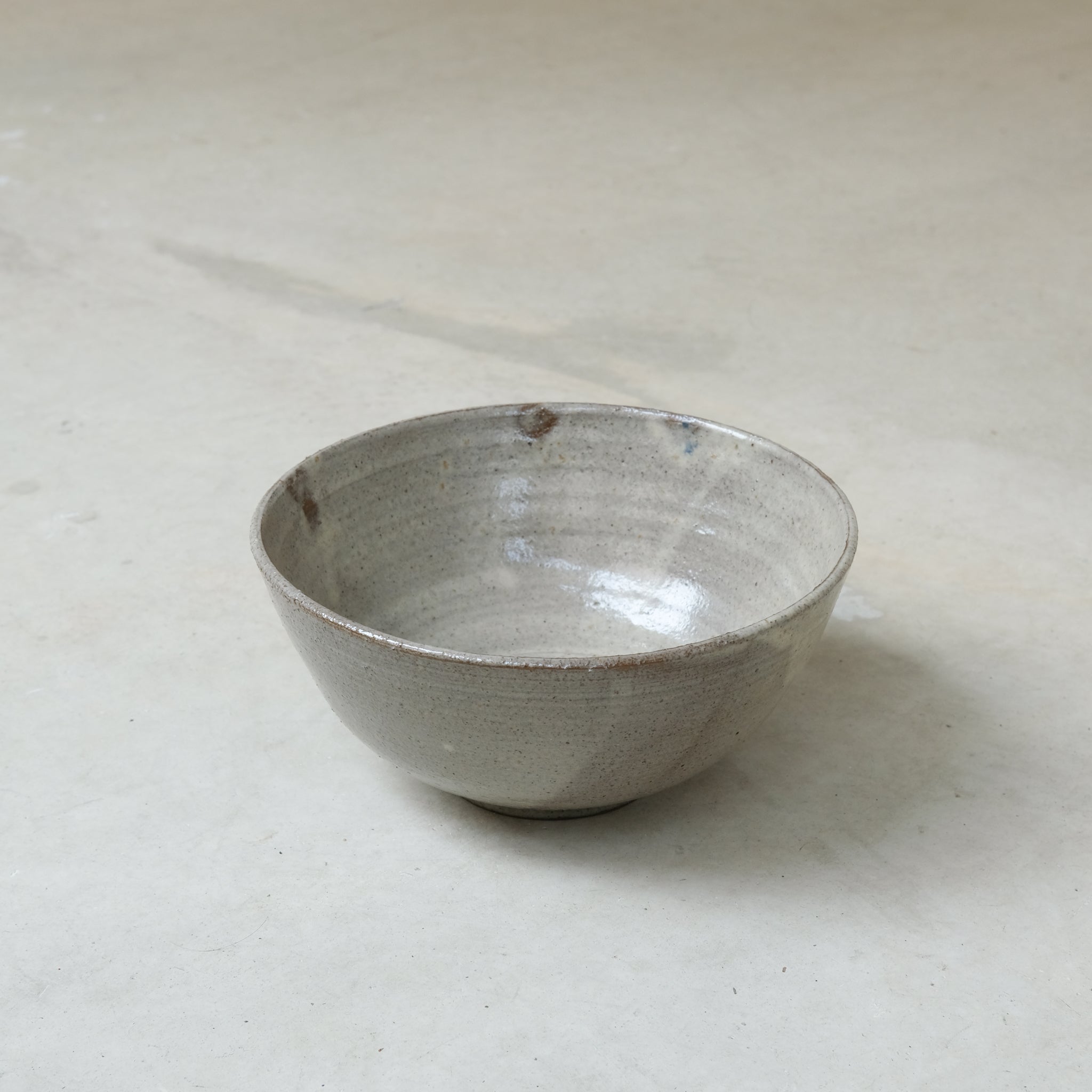 Saladier en en grès rouge, émail beige par Atelier Vitrac chez Brutal