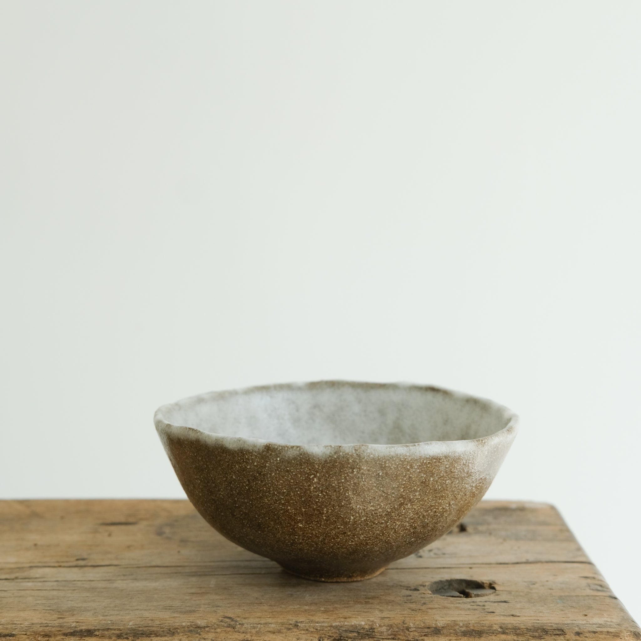 Bol en grès roux D 11,5cm(l) - blanc/brun de Cups cups cups chez Brutal CeramicsBol en grès roux D 11,5cm(l) - blanc/brun de Cups cups cups chez Brutal Ceramics