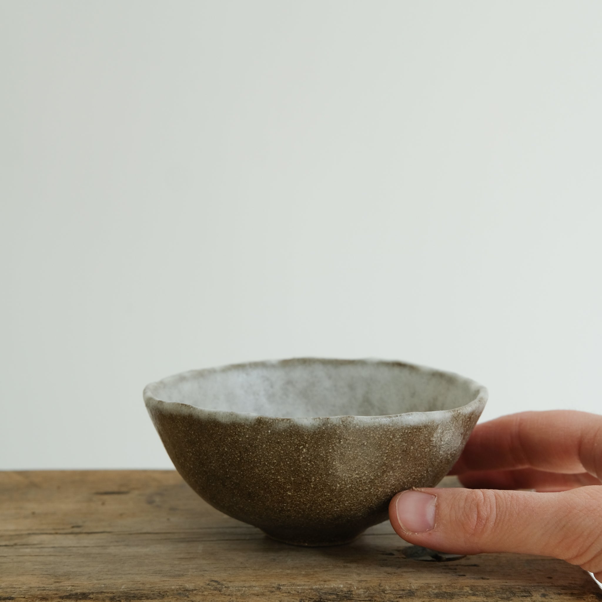 Bol en grès roux D 11,5cm(l) - blanc/brun de Cups cups cups chez Brutal Ceramics