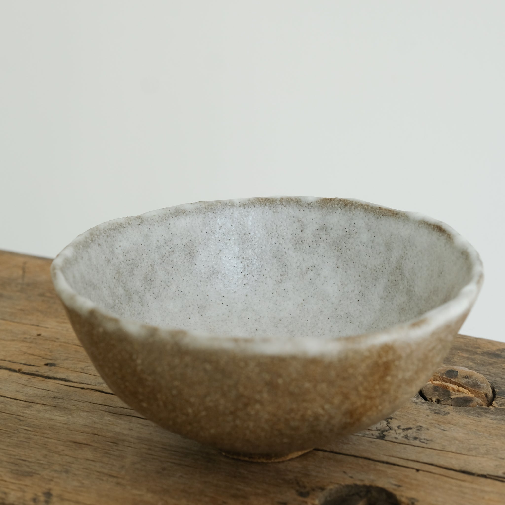 Bol en grès roux D 11,5cm(l) - blanc/brun de Cups cups cups chez Brutal Ceramics