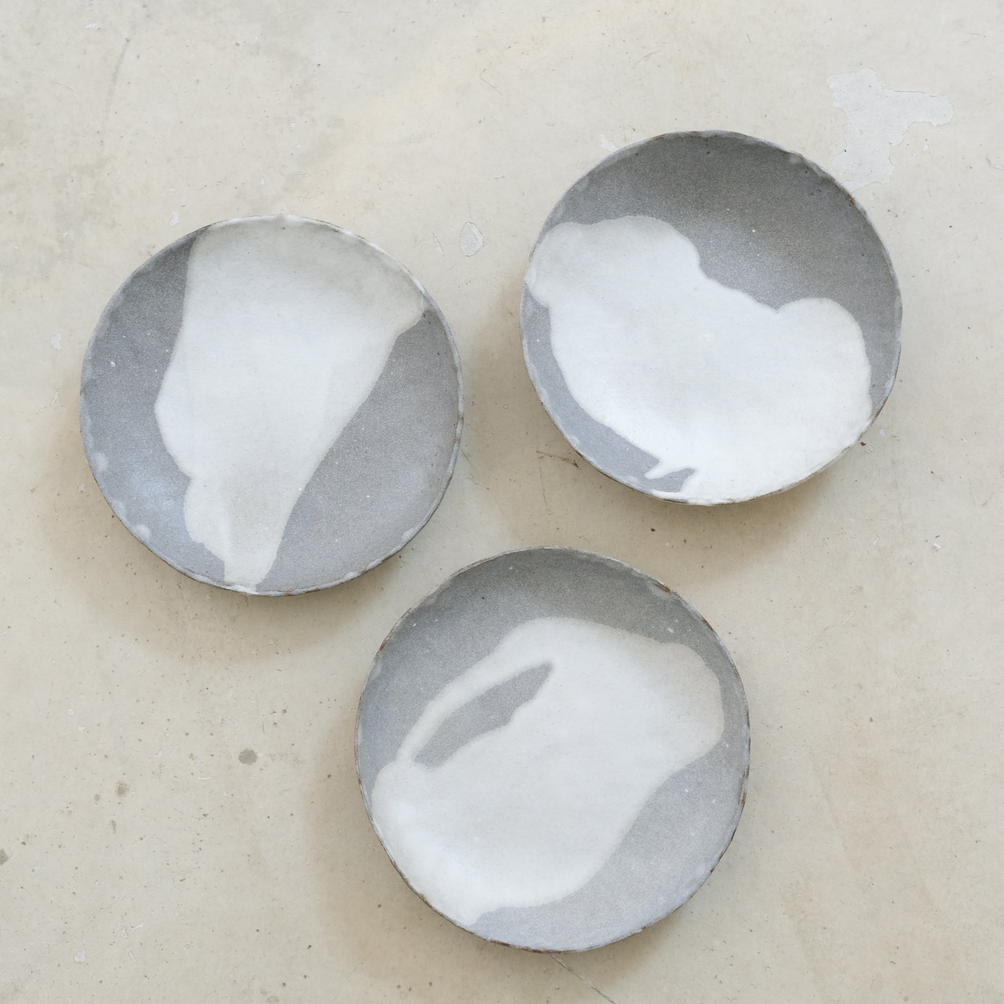 Assiette en grès rouge D 17cm(s) - gris/bleu de Cups cups cups chez Brutal