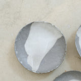 Assiette en grès rouge D 17cm(s) - gris/bleu de Cups cups cups chez Brutal